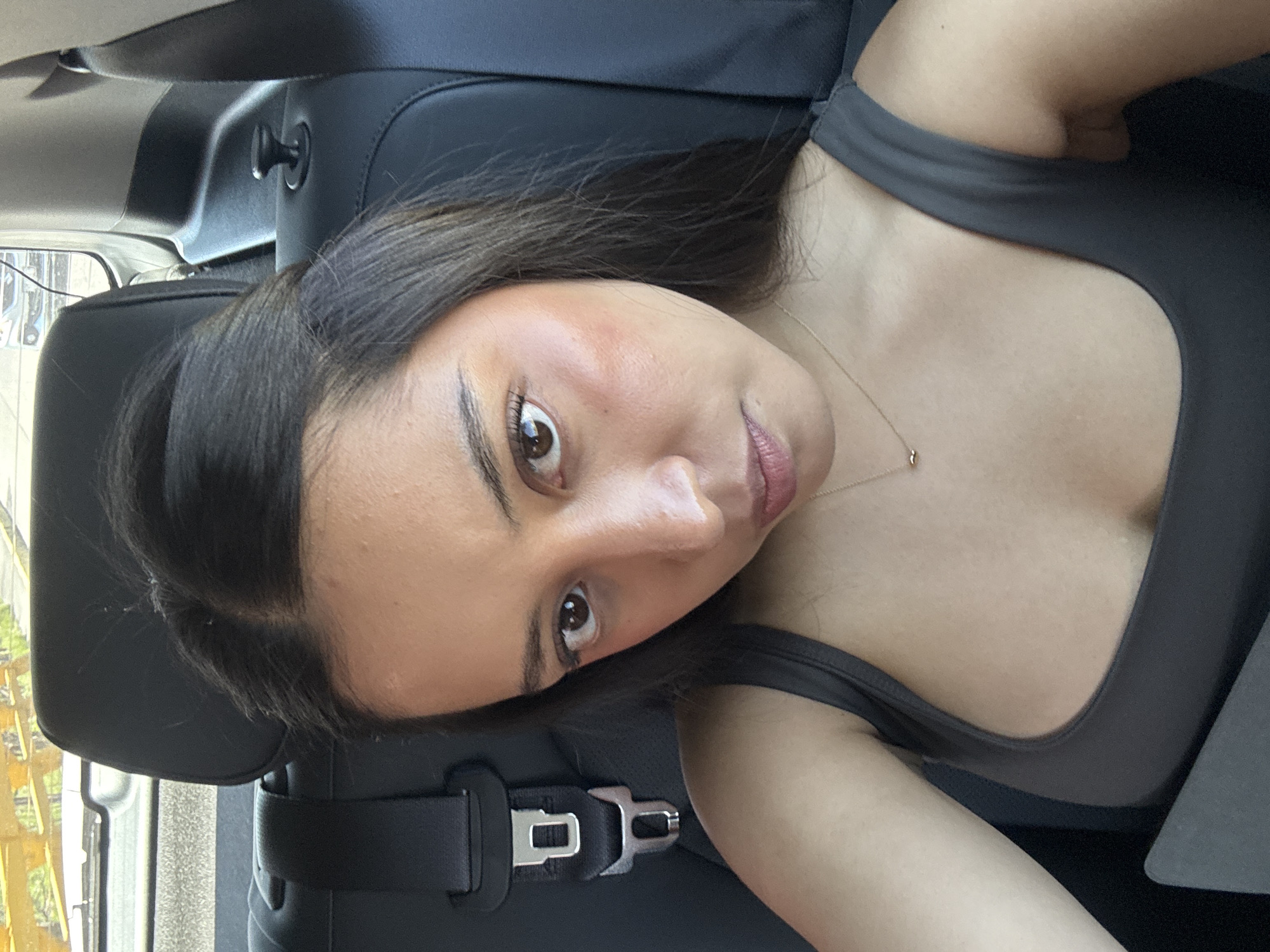 Woman takes car selfies in San Bernardino Tlaxcalancingo