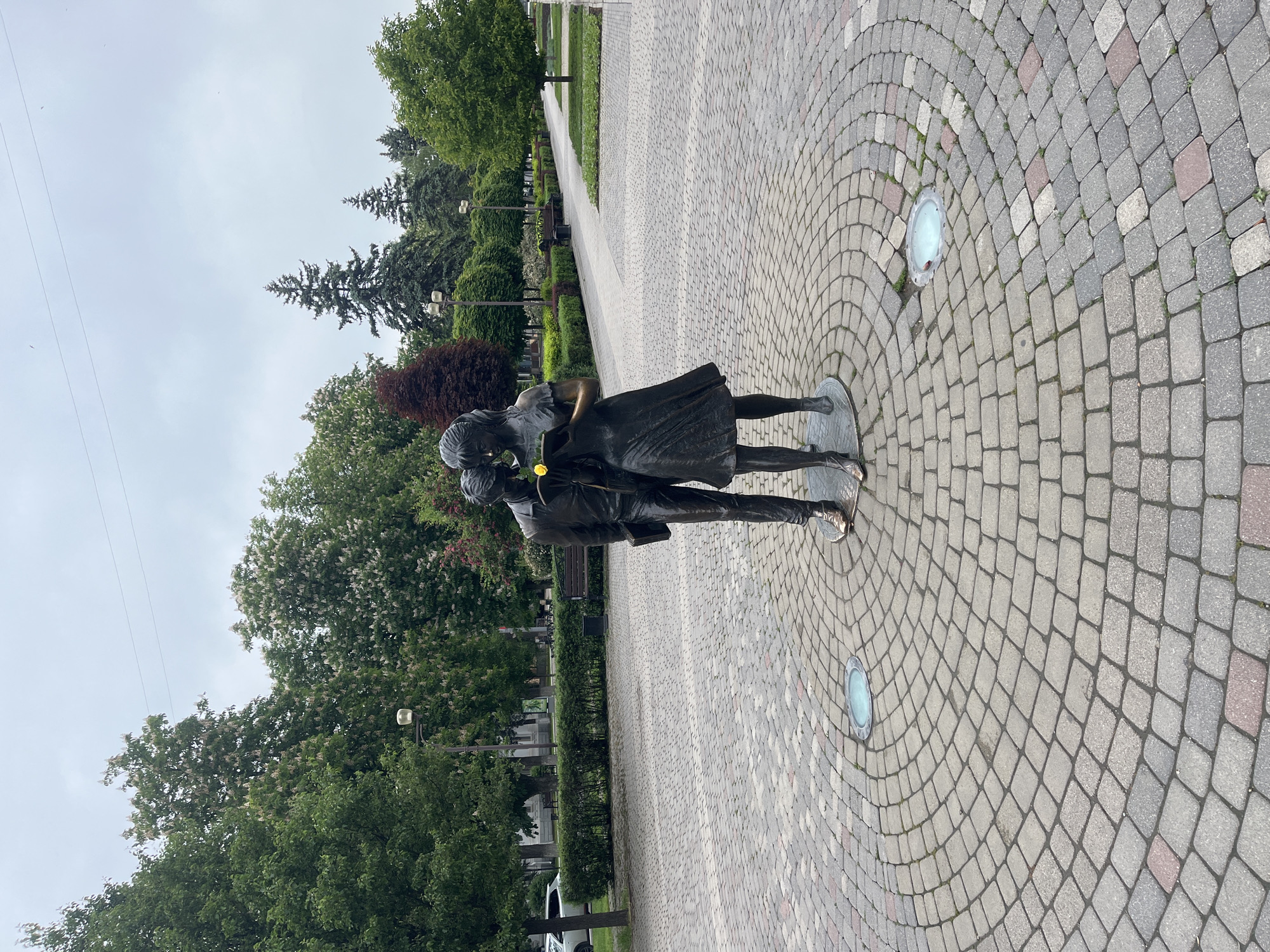 Bronze reading couple statue documented in Krasnodar park