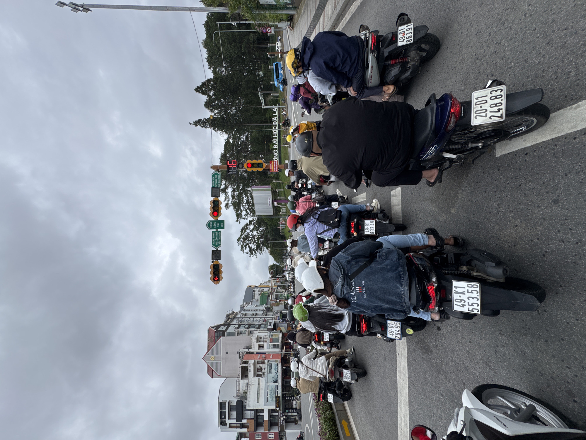 Morning streets and cafe time in Da Lat's Lam Vien district