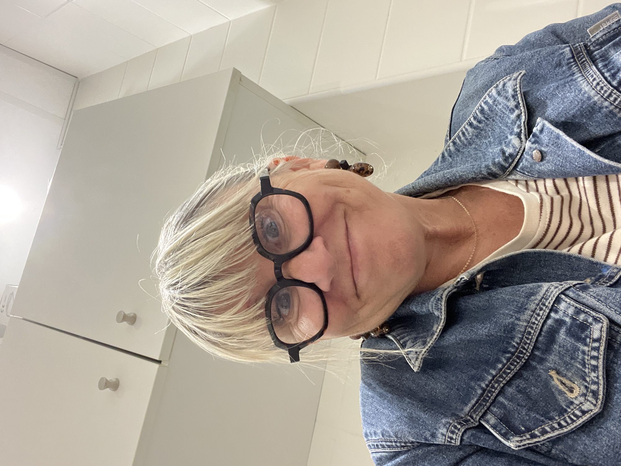 Woman documents Monday morning vlog activities in La Fouillouse