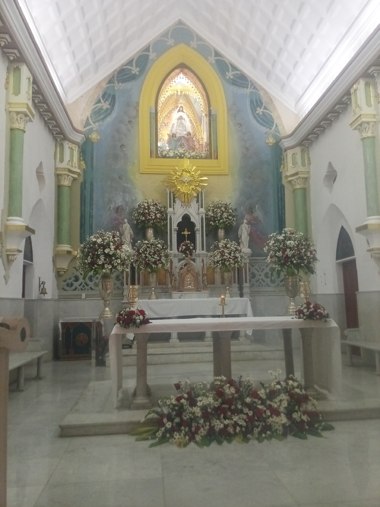 Tourist visits Venezuelan basilica, documents church and religious plaza