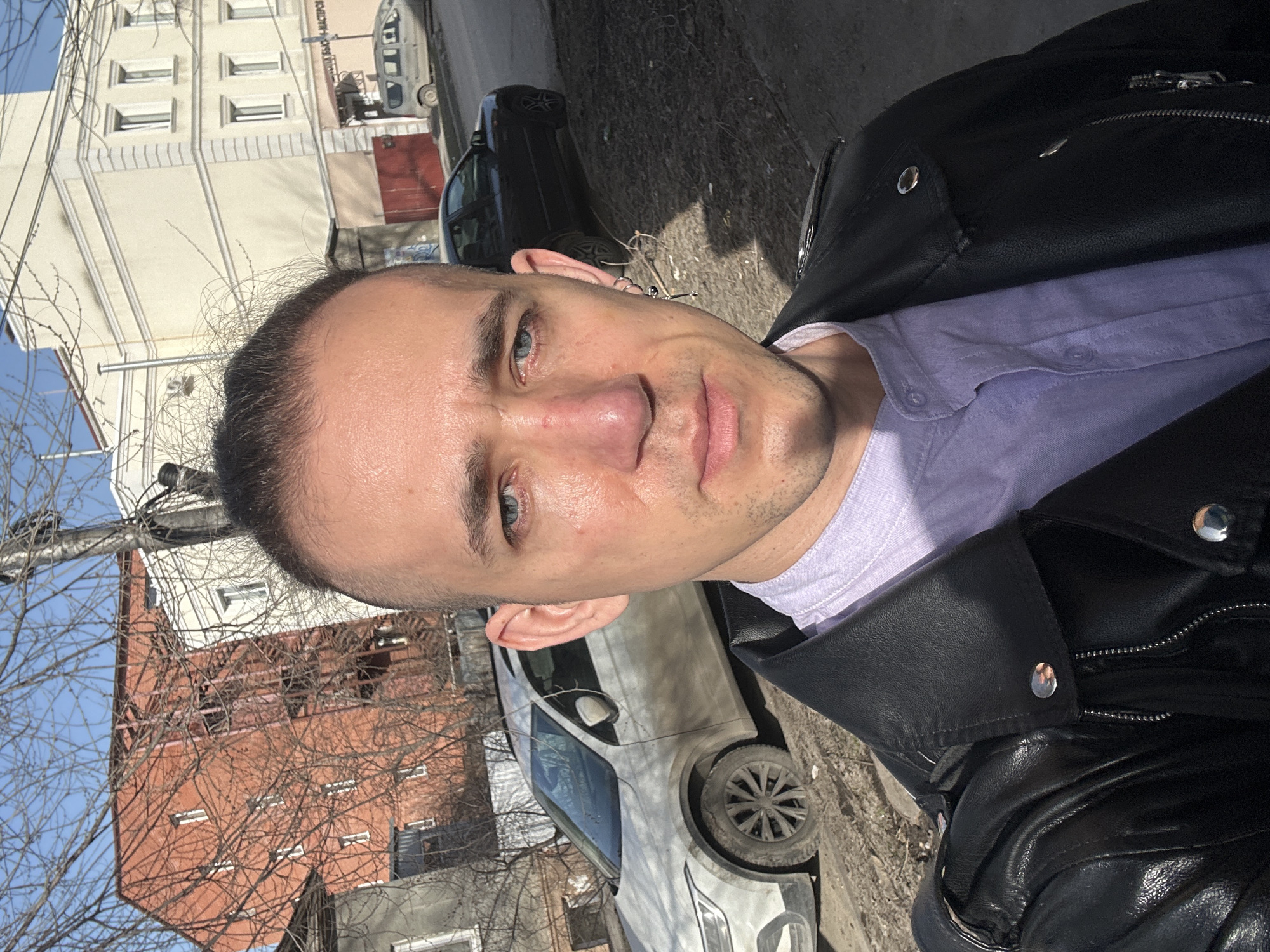 Man photographed taking selfie on Saratov street