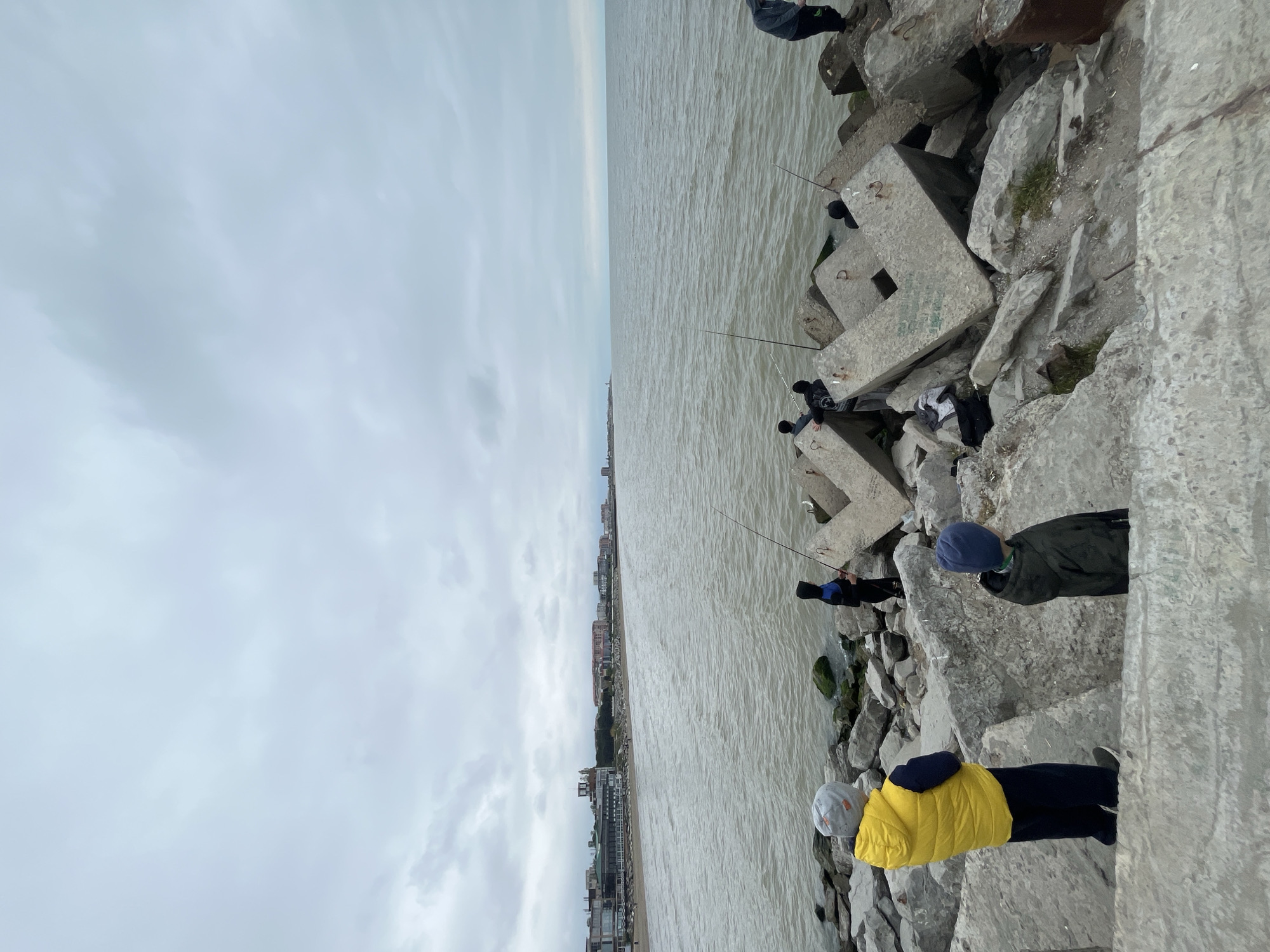 Leisure activities observed along Kaspiysk coastline during midday hours