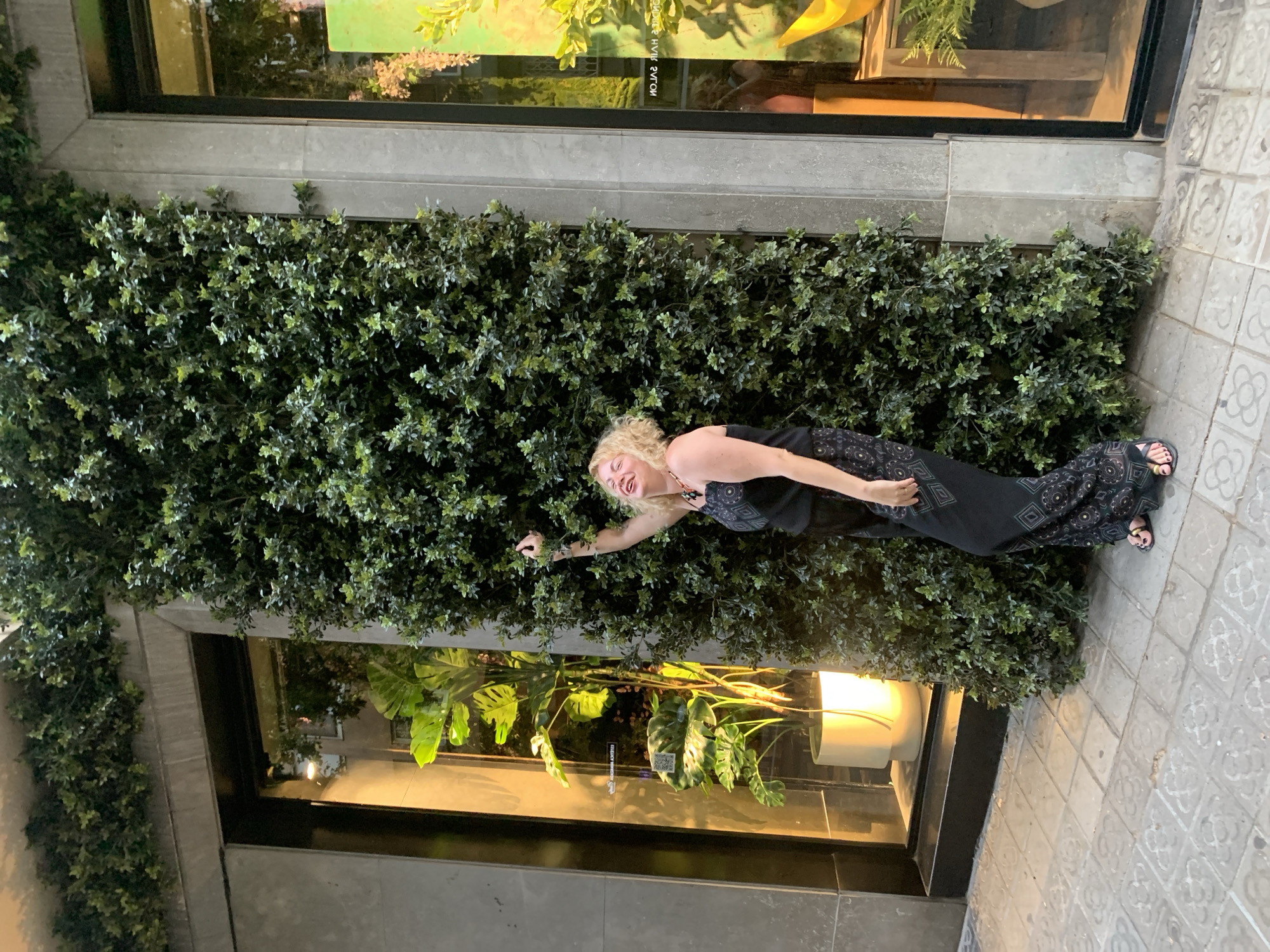 Evening stroll through Barcelona's streets and storefronts