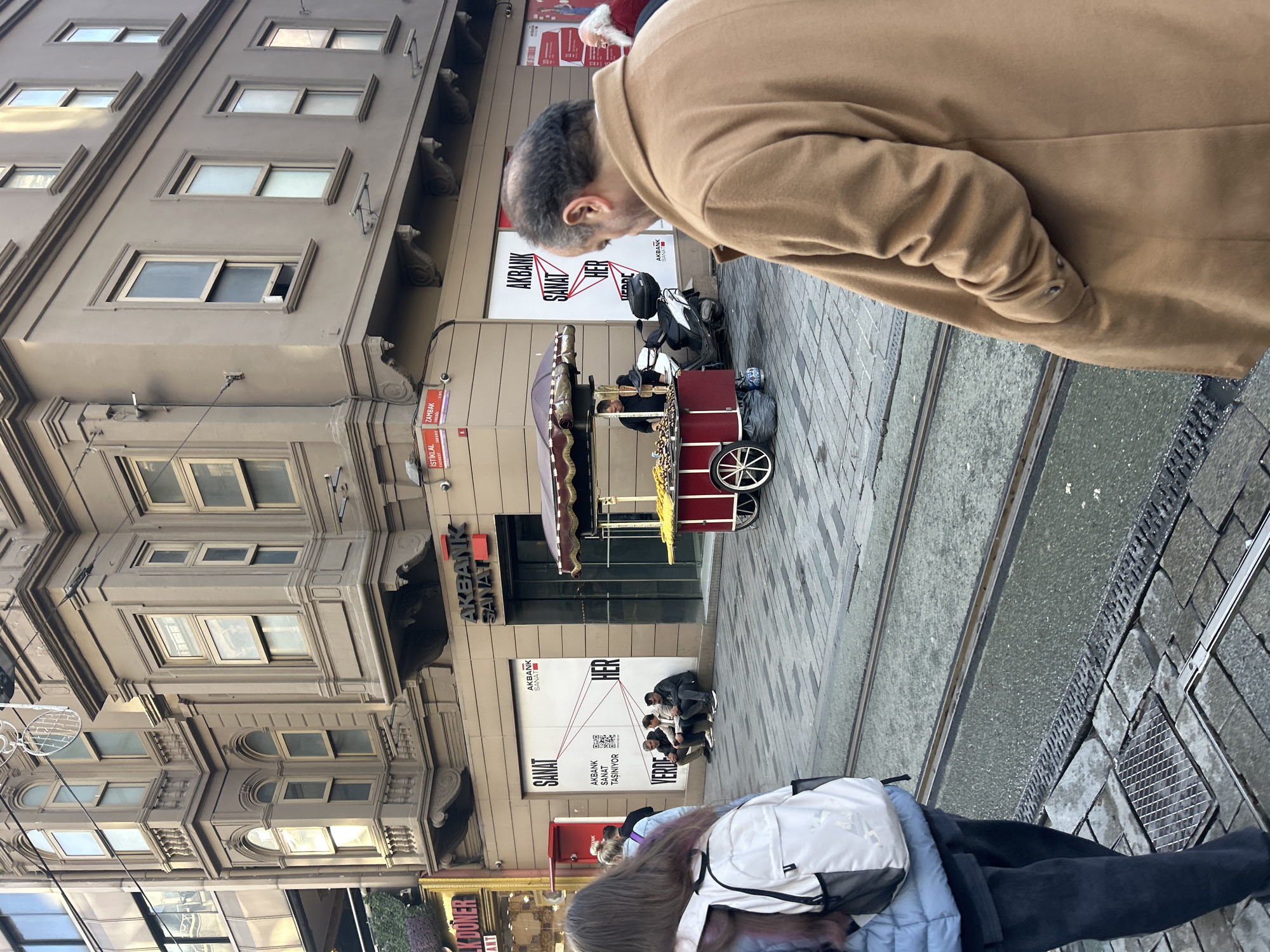 Afternoon crowds fill İstiklal Avenue shops and streets in Istanbul