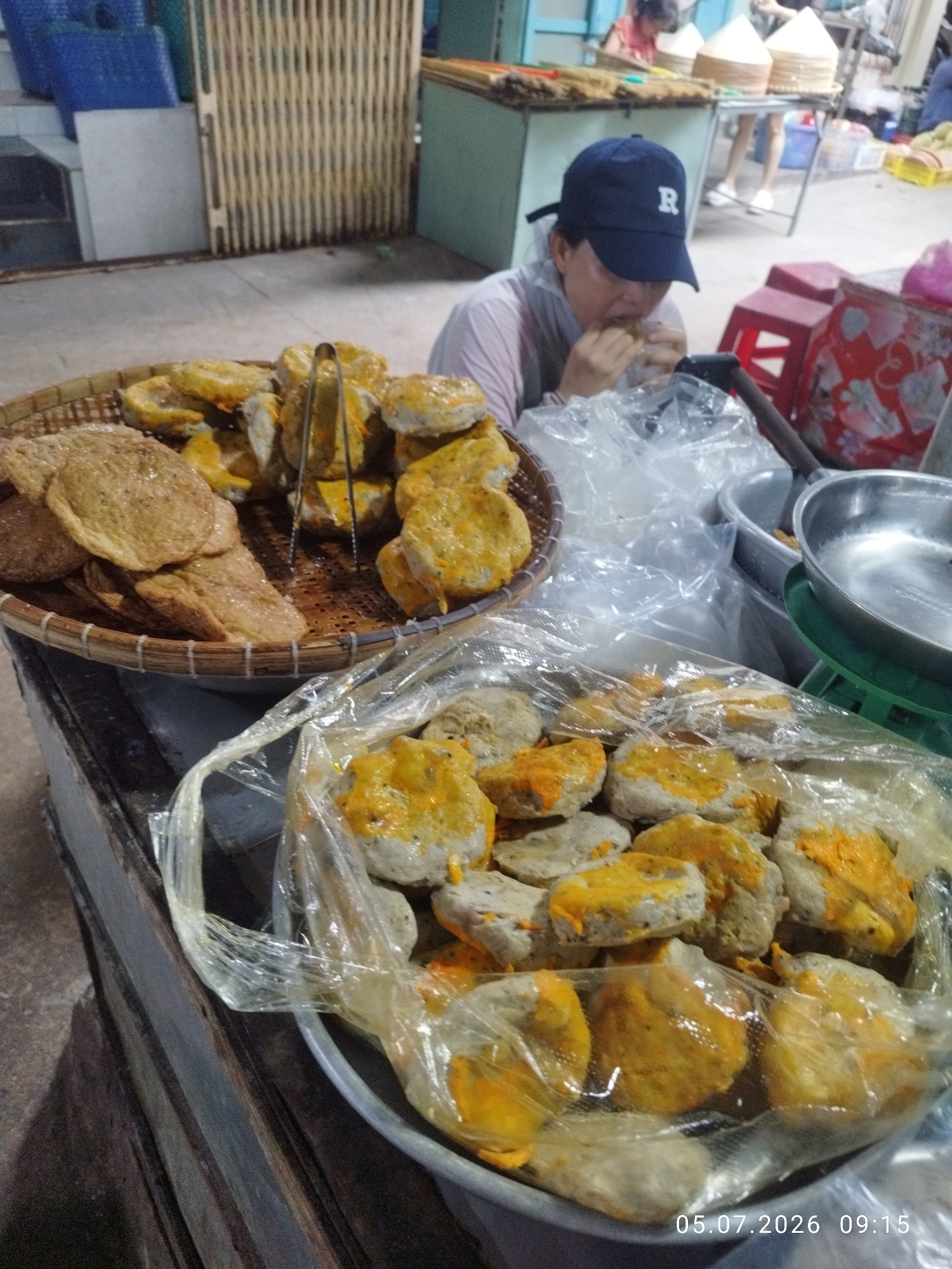 Morning market scene in Mũi Né: seafood, fruit, and street food