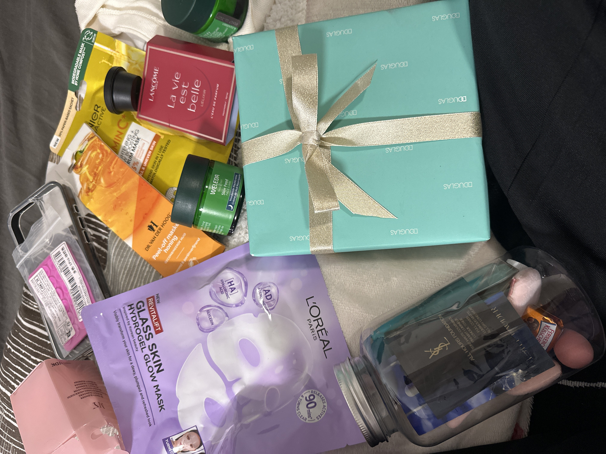 Beauty products and gift box displayed in Alicante