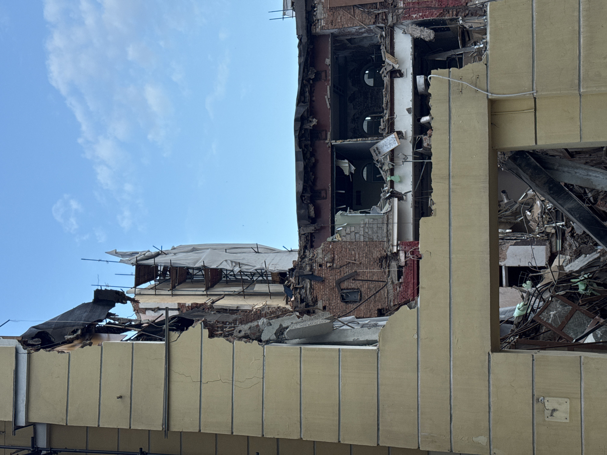 Moscow witnesses document damaged building, street life, cloudy skies