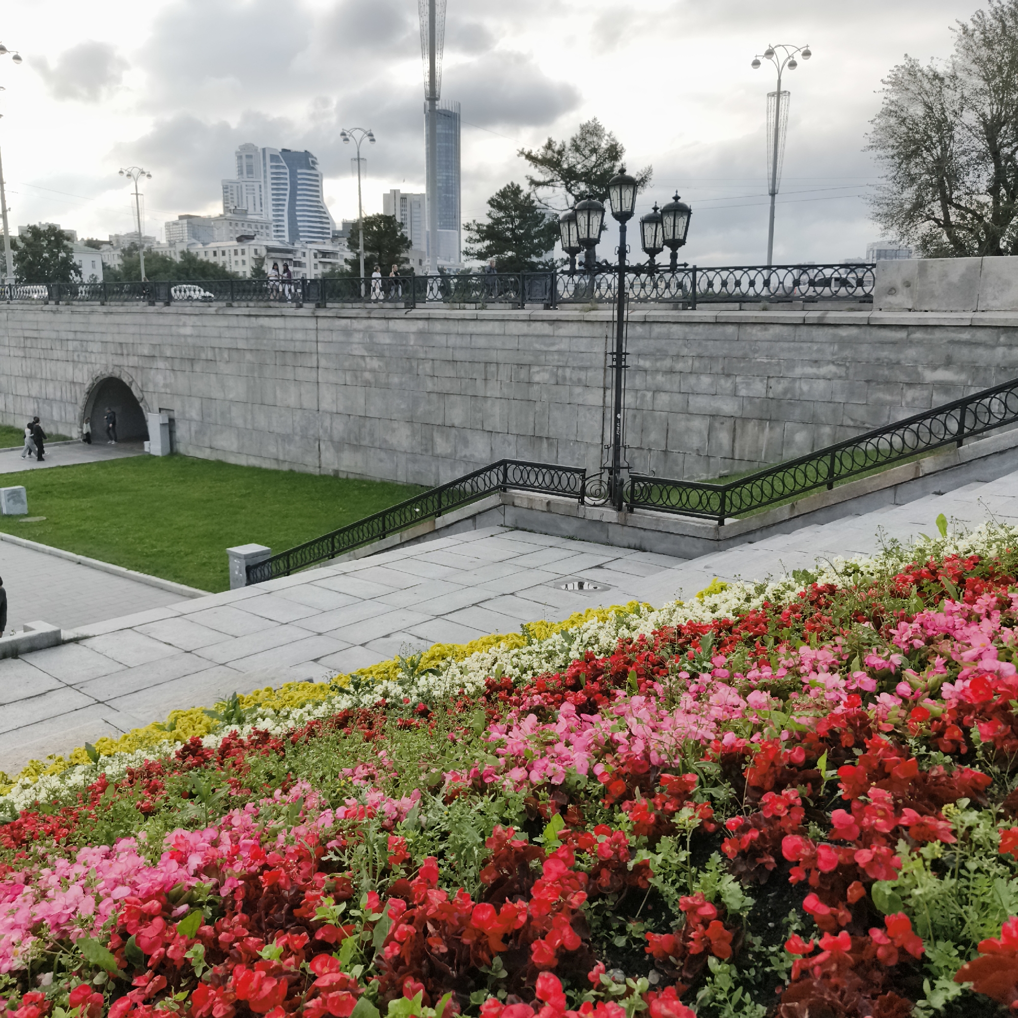 Yekaterinburg city center: embankment, landmarks, and river