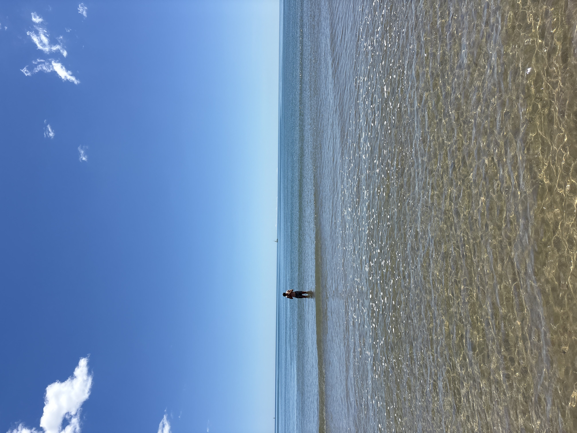 Clear day beach activity documented at Alboraia, Spain