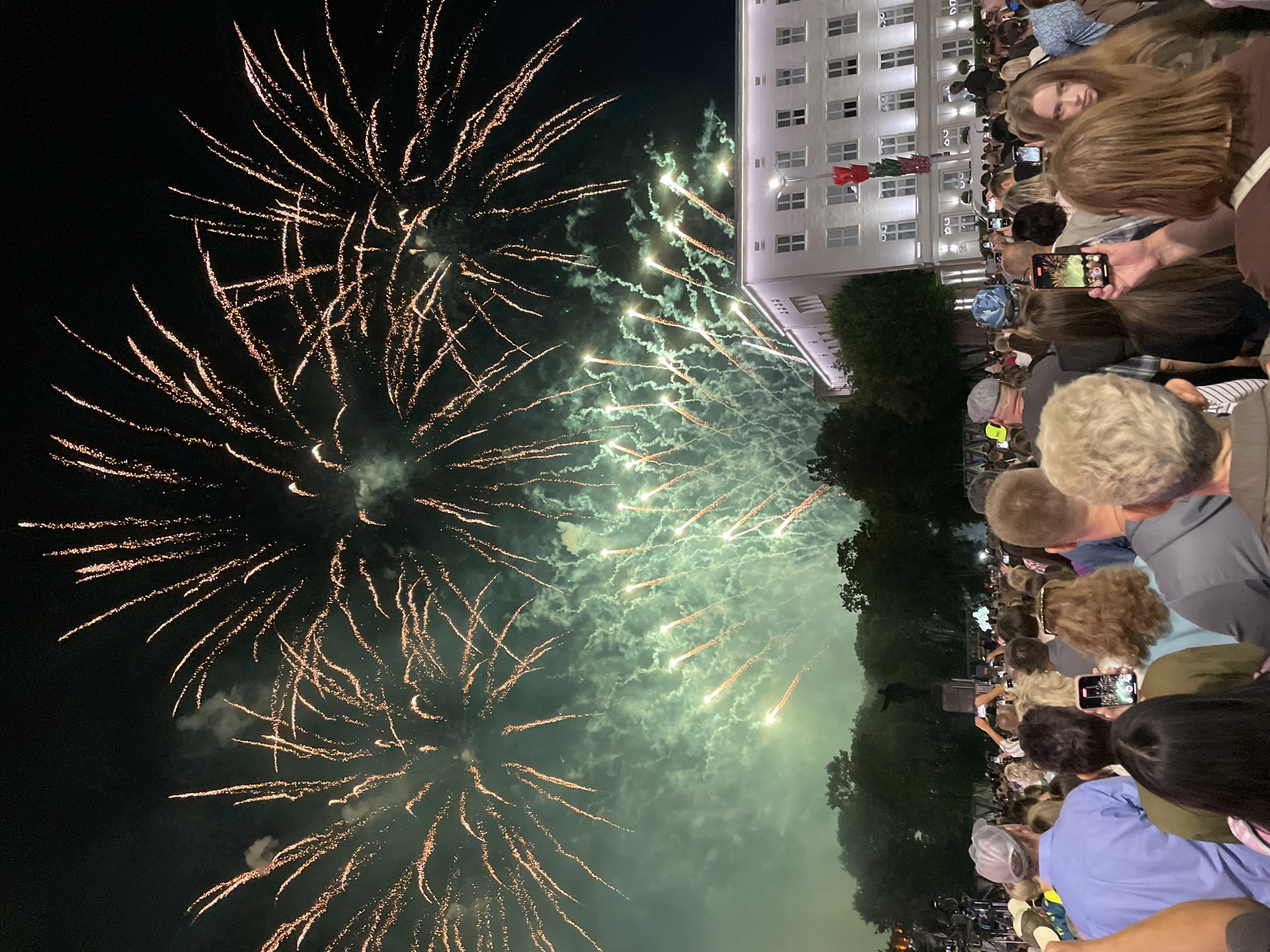 Fireworks display draws a big crowd in central Brest