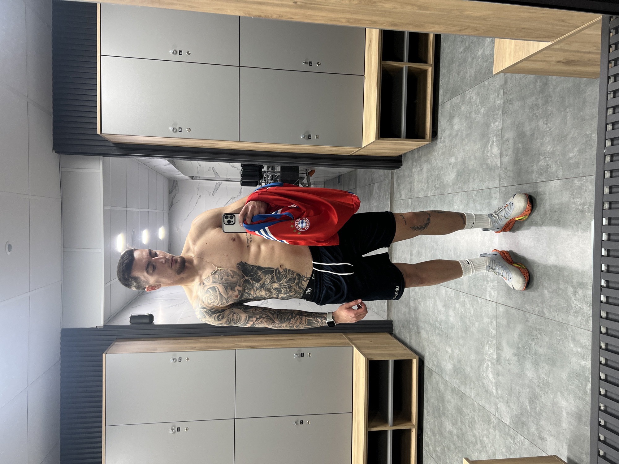 Man takes gym selfie in Petrich locker room