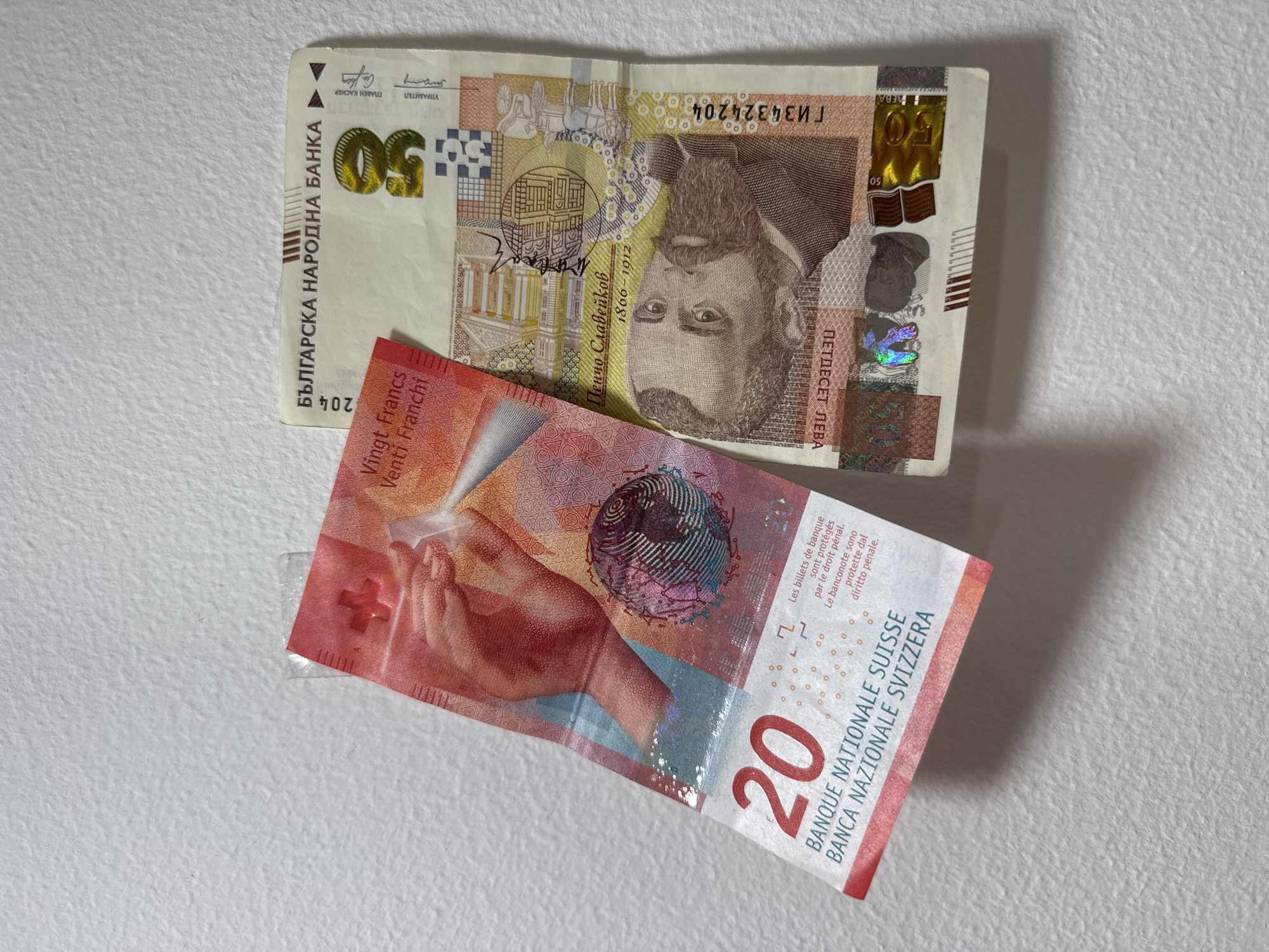 Witness documents currency, mug, and cloudy sky in 12-minute span