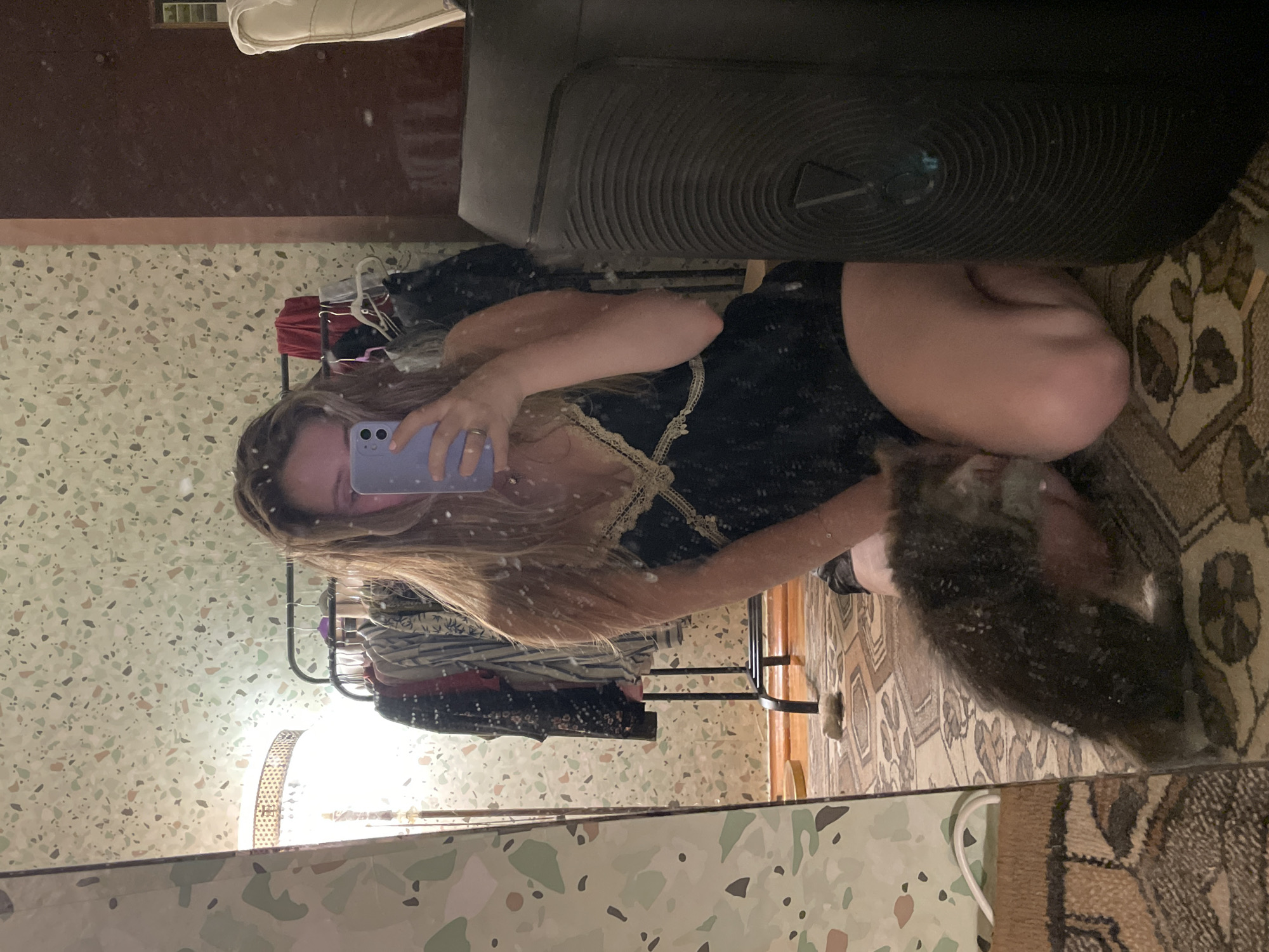 Lazy afternoon at home with mirror selfies and a kitten