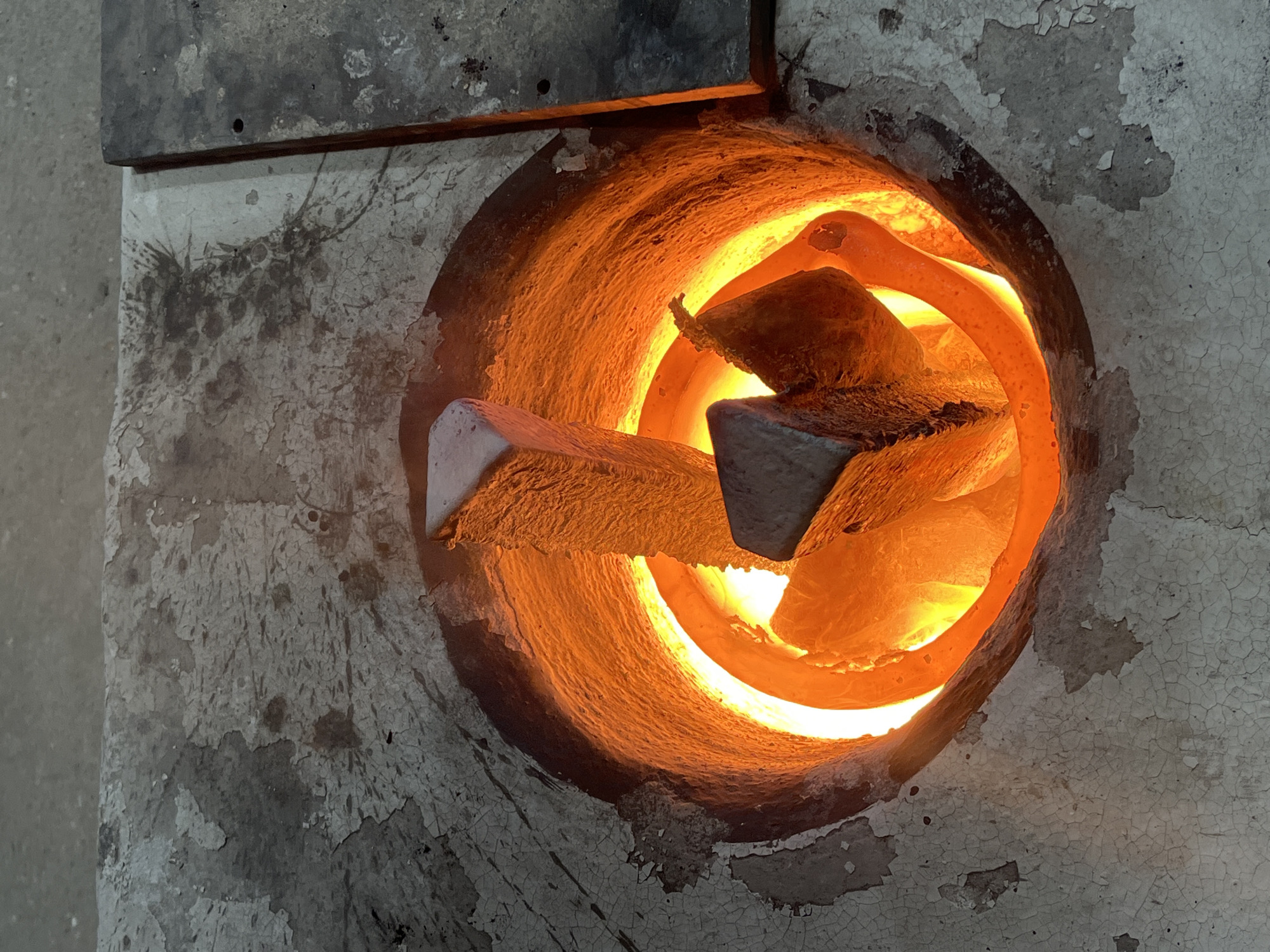 Metal pieces heated in furnace observed in Saint-Rémy-lès-Chevreuse