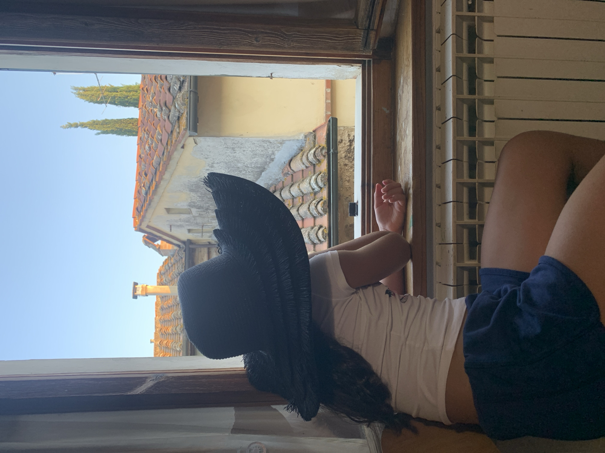 A quiet afternoon in San Quirico d'Orcia with a dog and mirror selfie