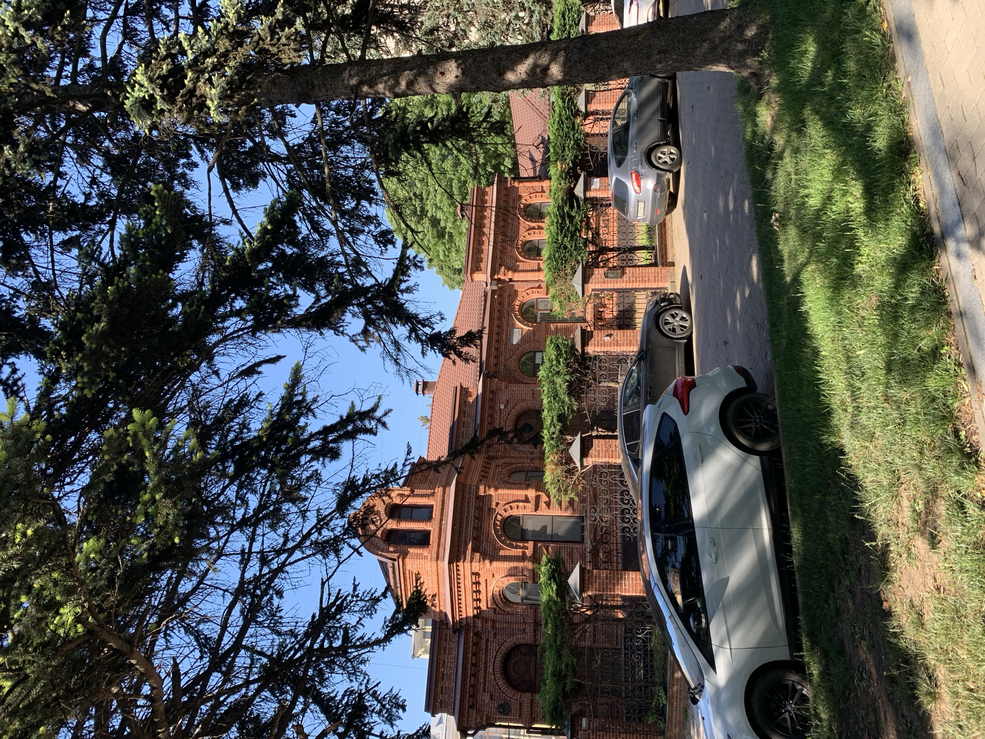 Urban walking tour documents churches, gardens, architecture over hour