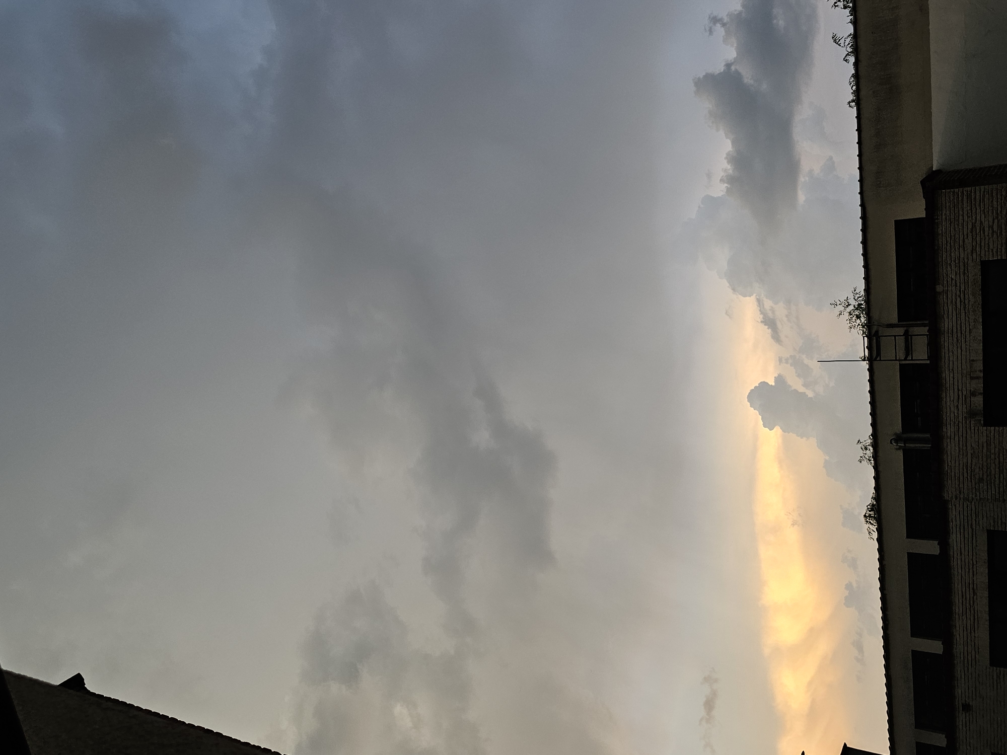 Evening observations of gray skies and buildings in Anderlecht