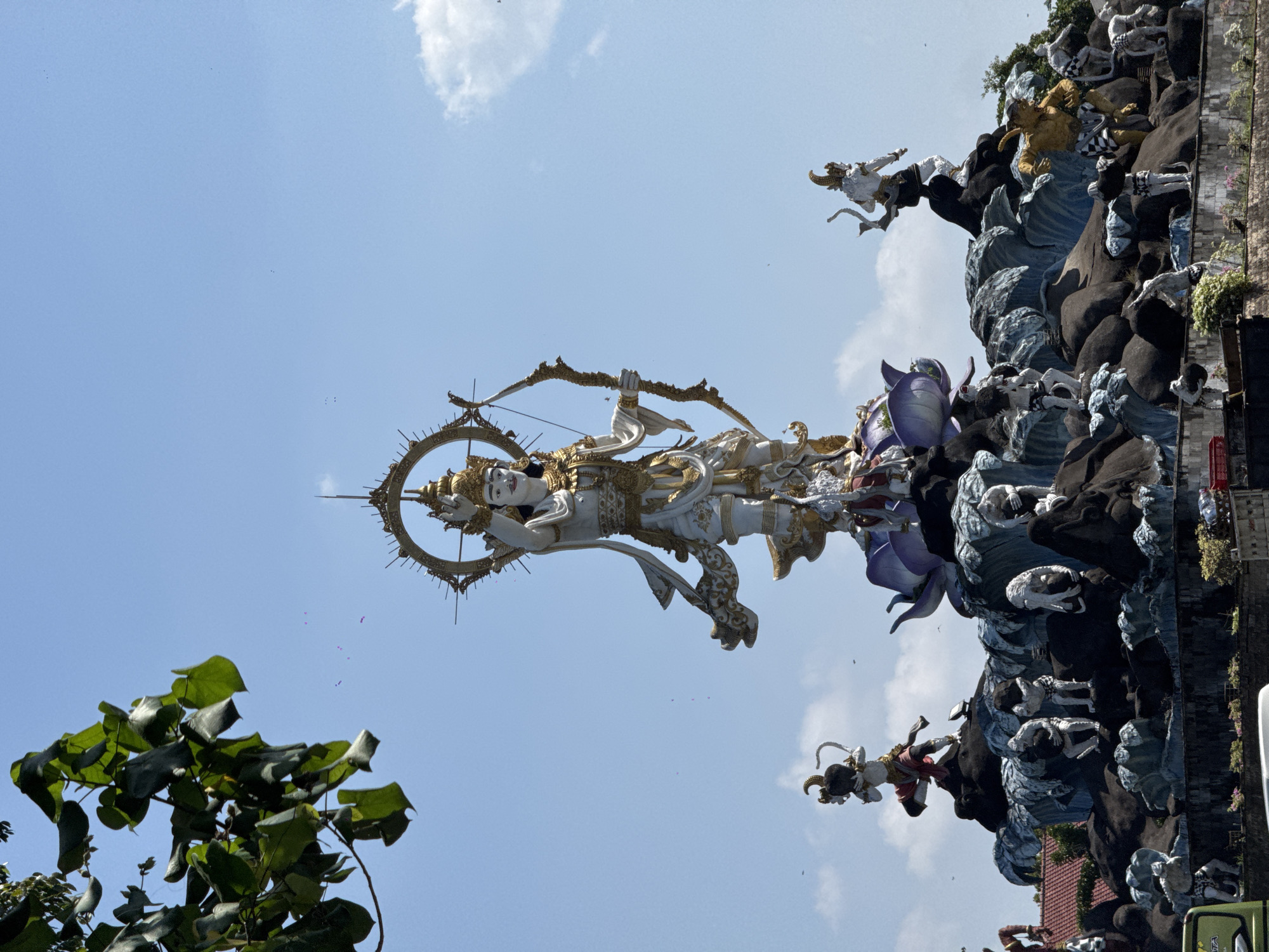 Denpasar street scenes mixing Hindu monuments and daily life