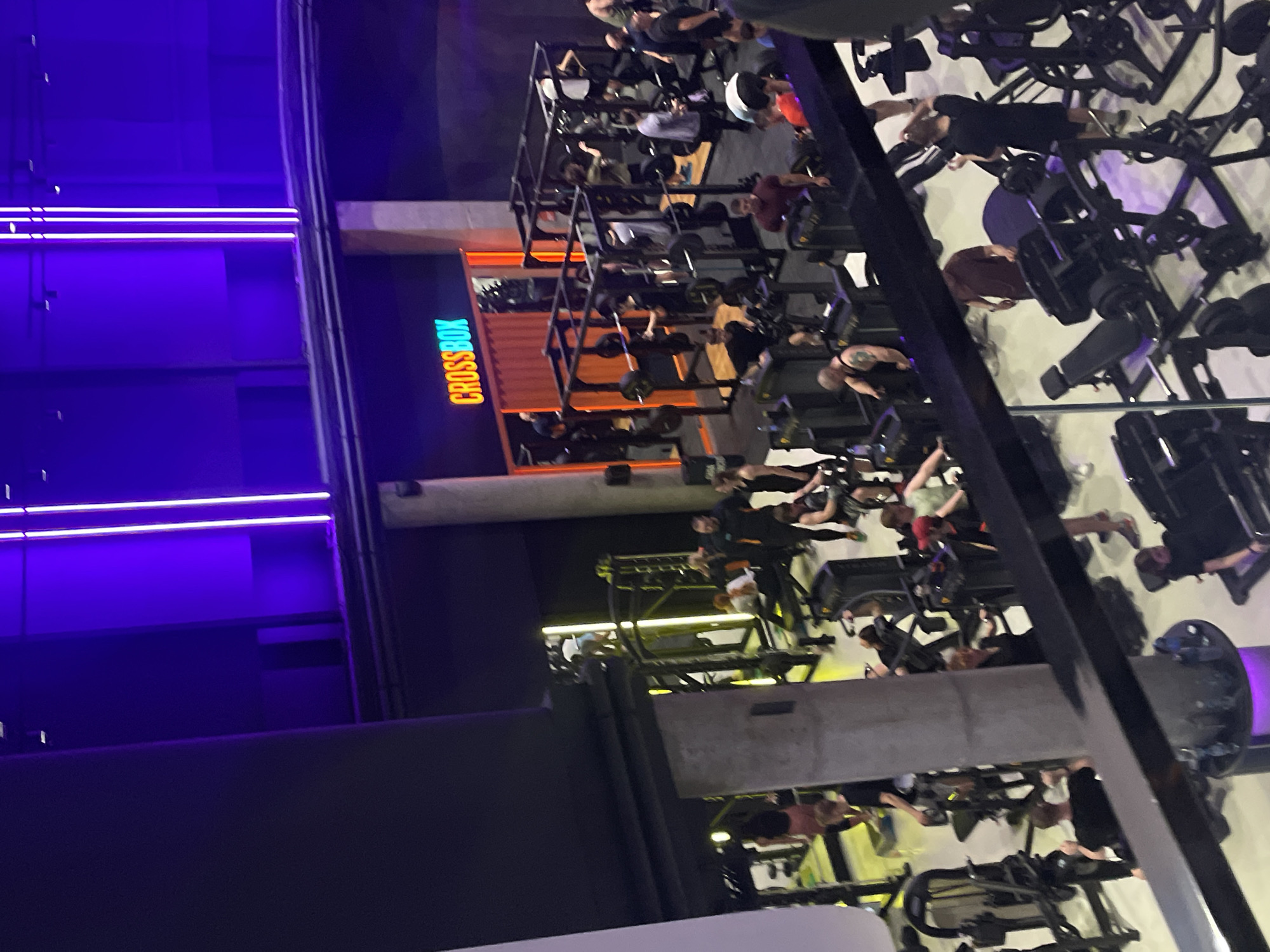 Moscow fitness center and dessert drinks documented by witness