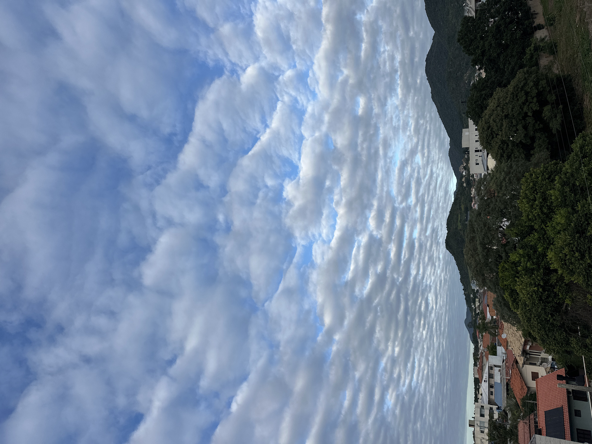 Cloudy skies observed over Florianópolis residential neighborhoods