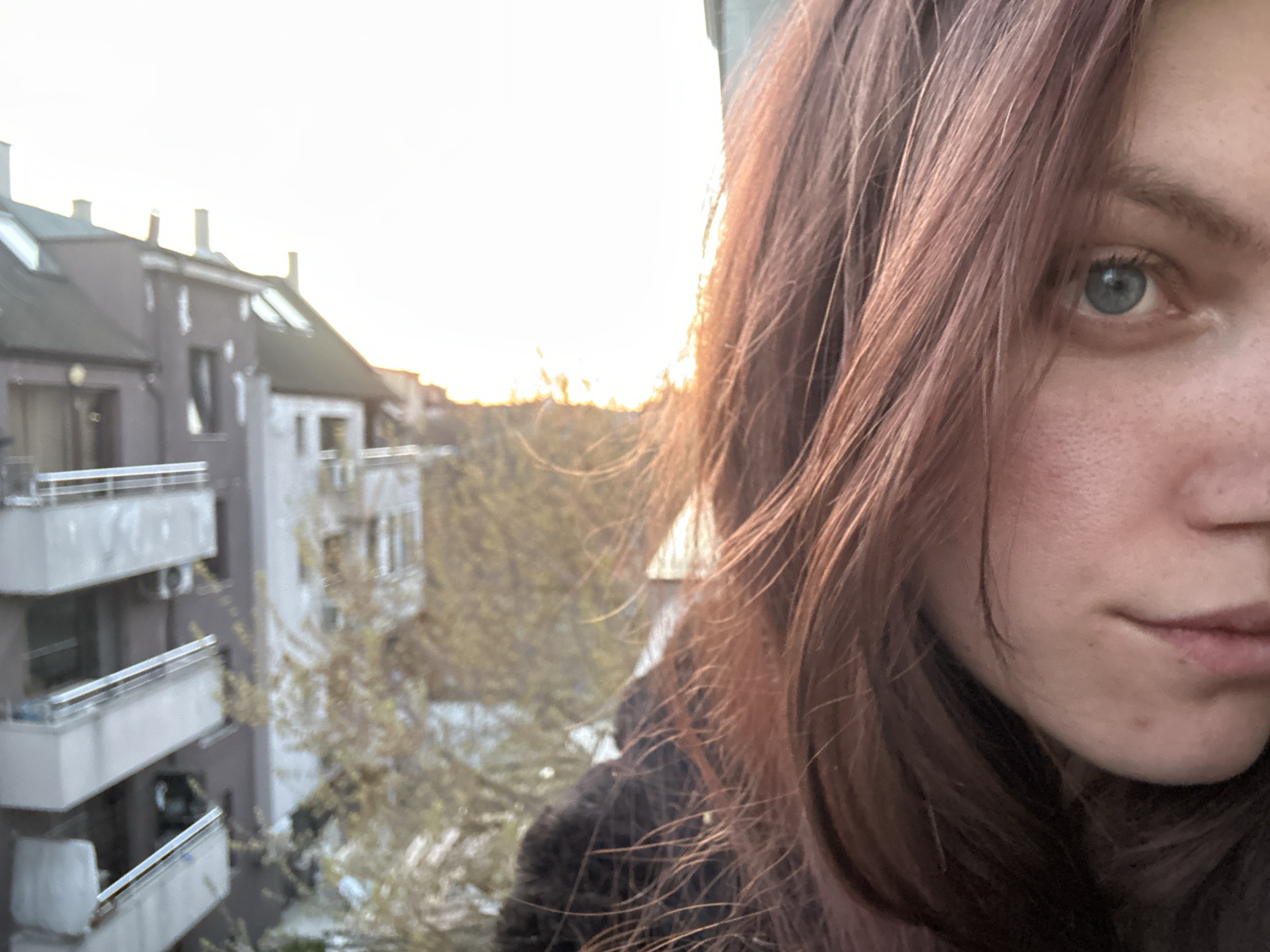 Woman photographed taking selfies, smoking in Varna apartment