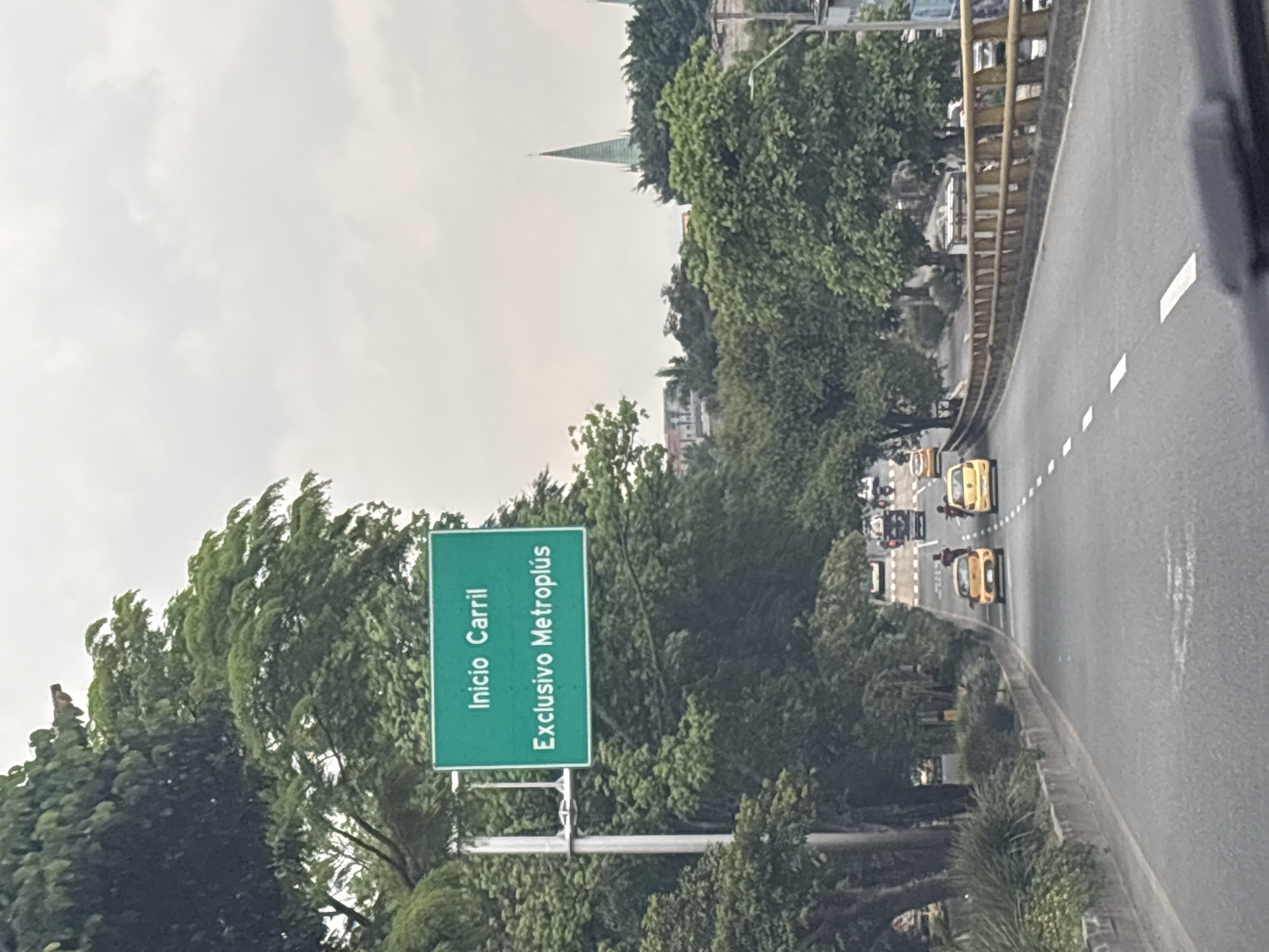 Metroplús exclusive lane sign observed on Medellín highway
