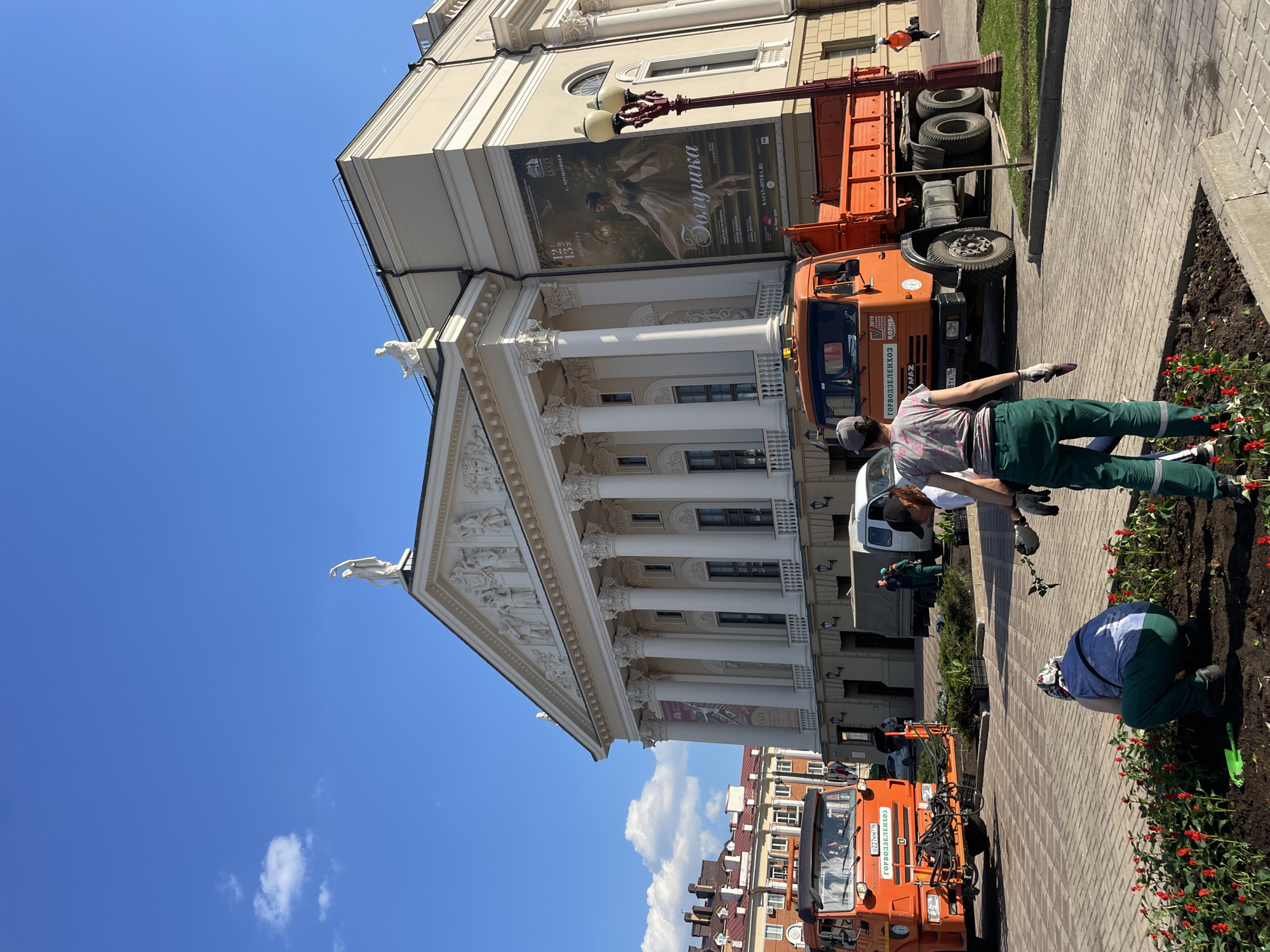 Spring flower planting and street scenes documented in central Kazan