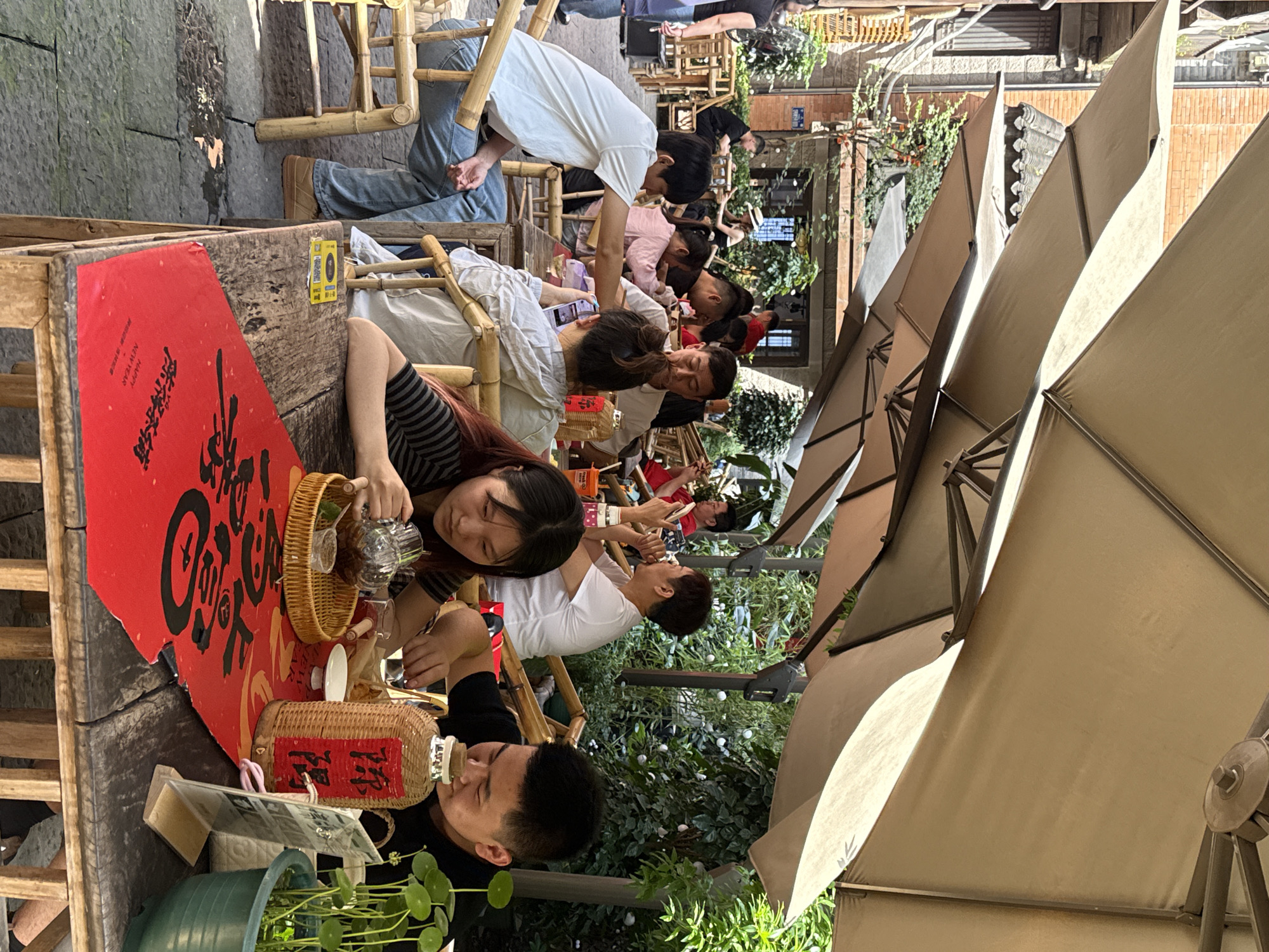Morning crowds fill Yuzhong District markets and cafes