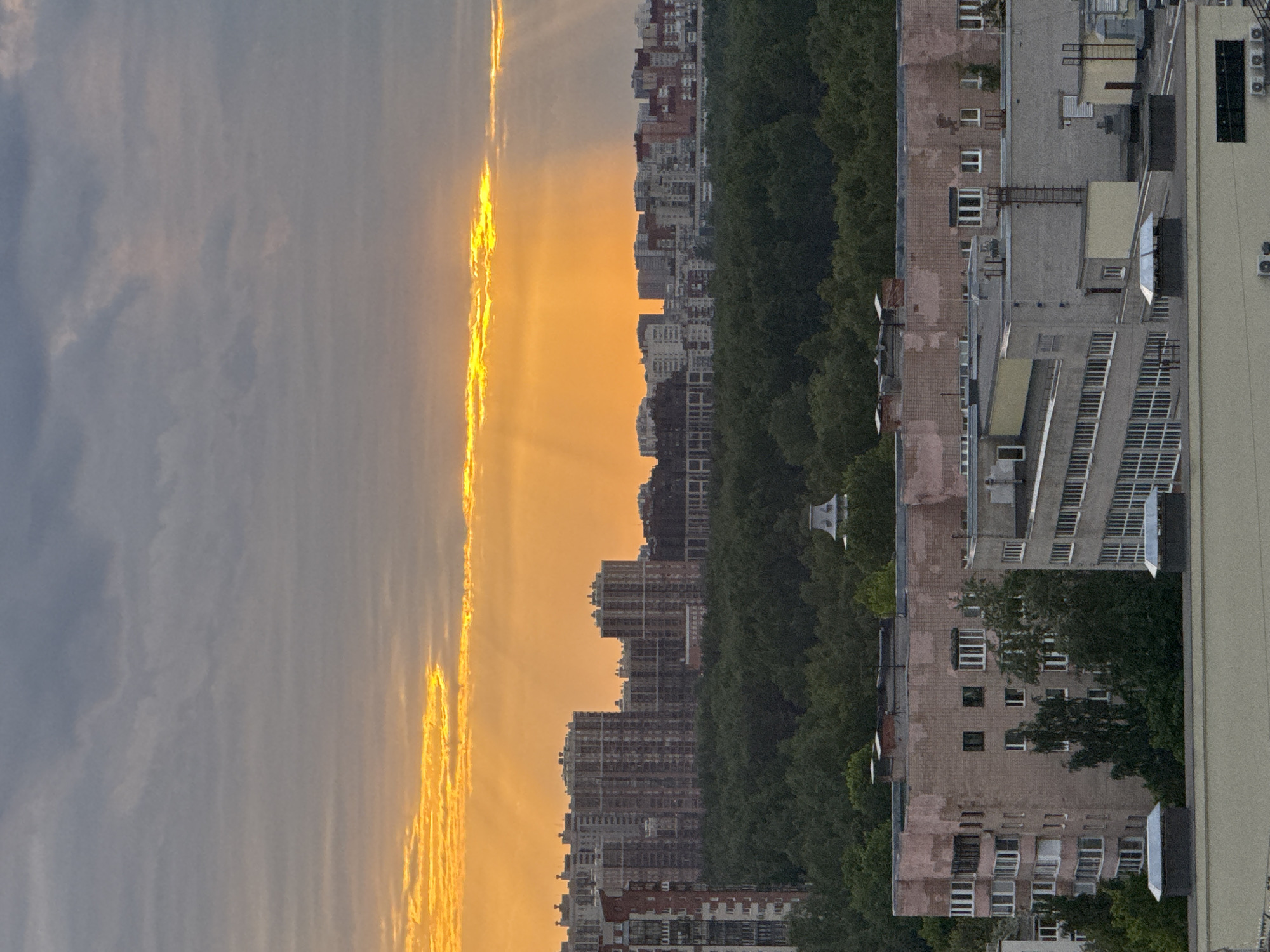 Sunset documented across Russian city with distinctive clouds