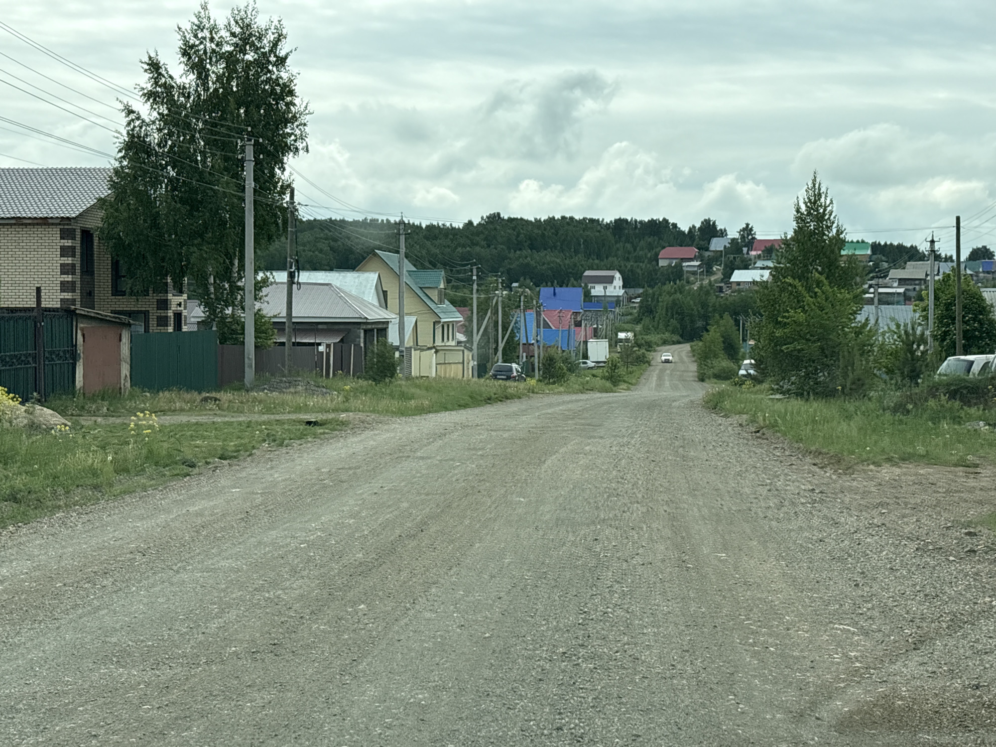 Early morning gravel road scene documented by witness