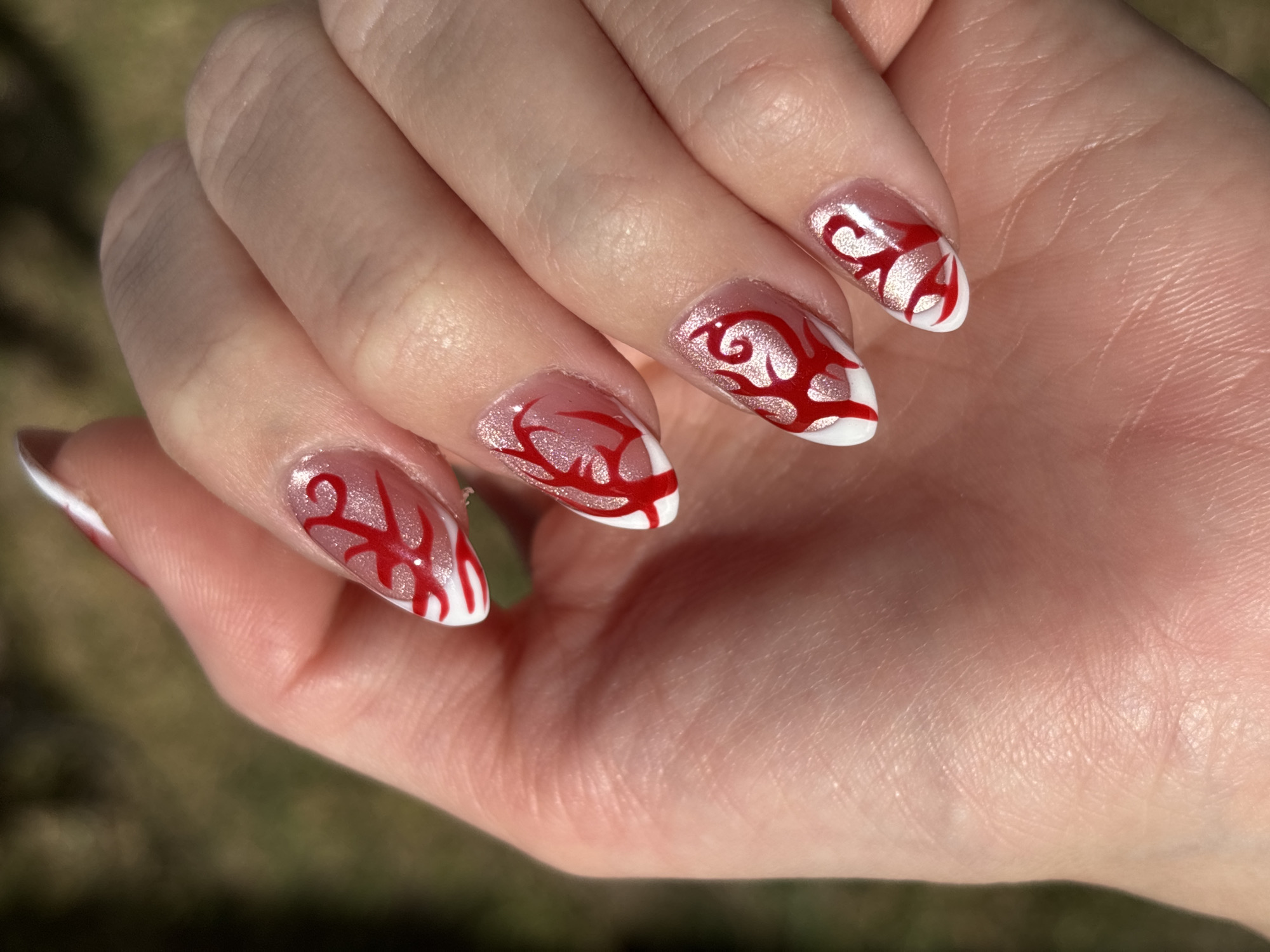 Nail art and music video viewing documented in Cordoba