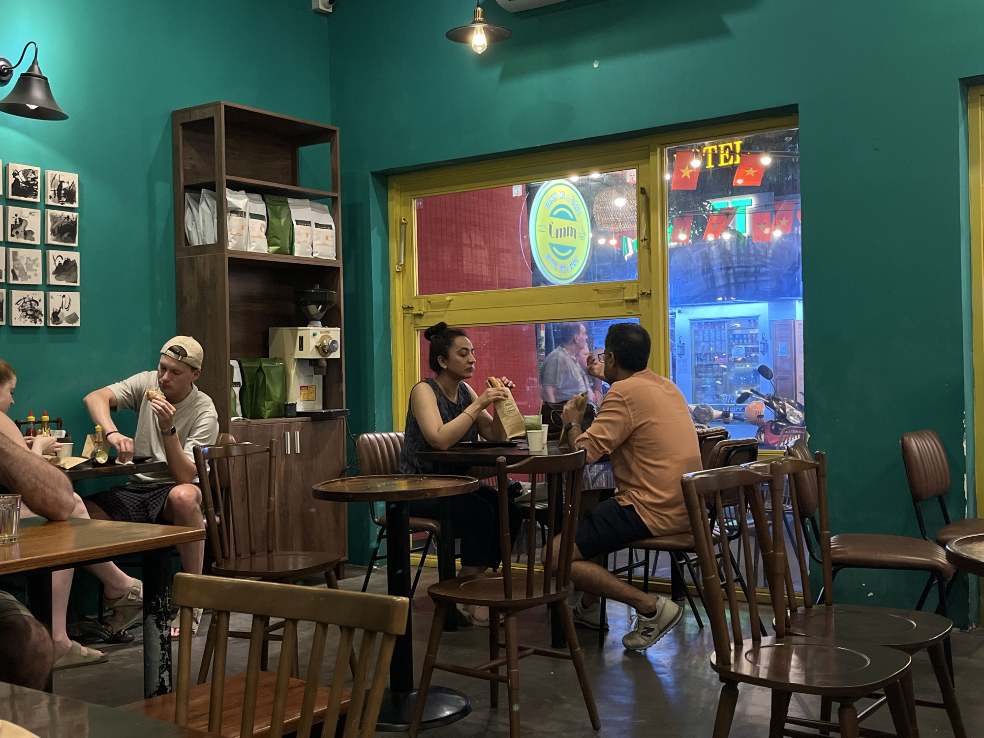 Lunch hour activity captured at Đà Nẵng café