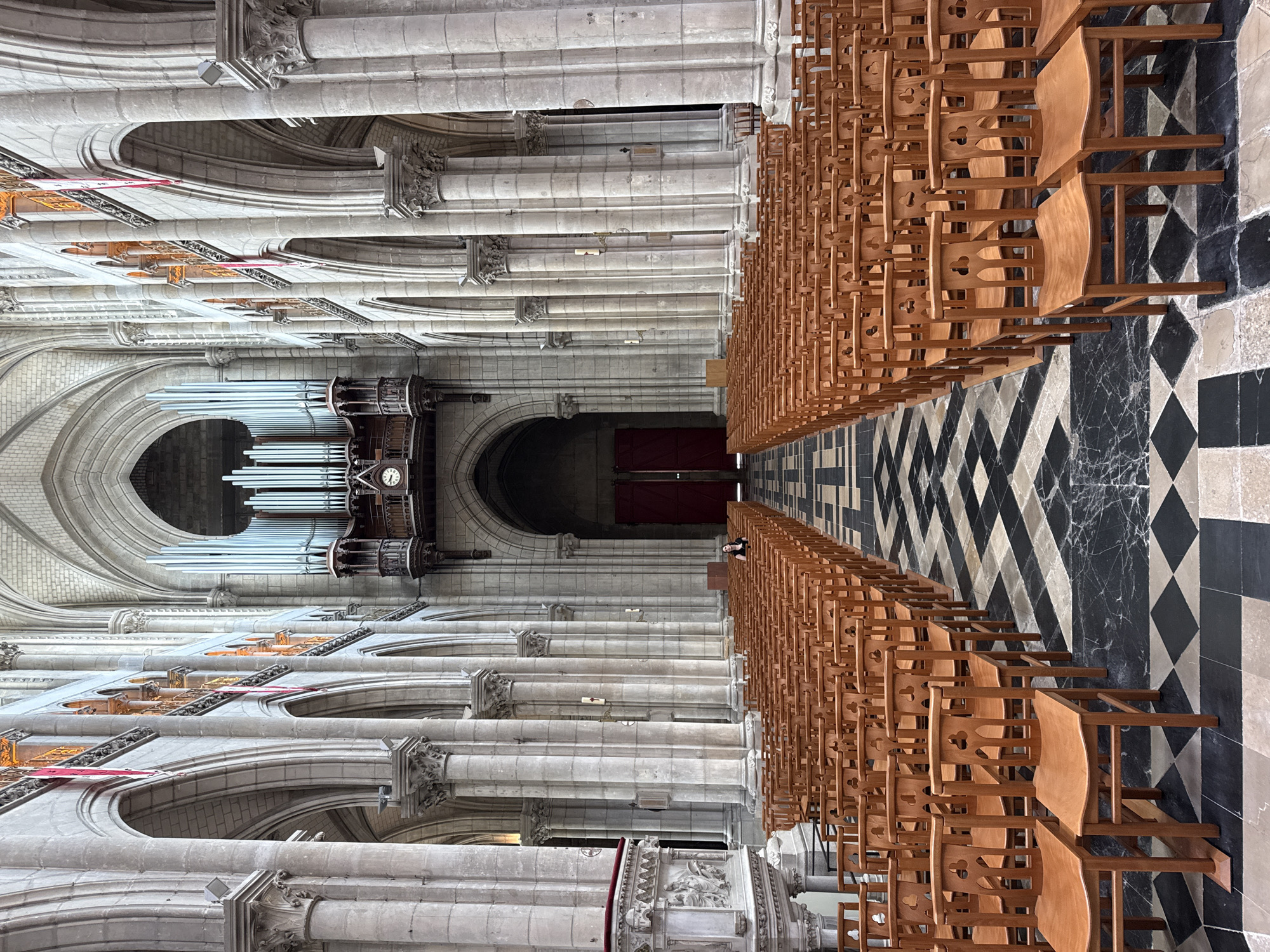 Visitor photographs interior features of Nantes Cathedral