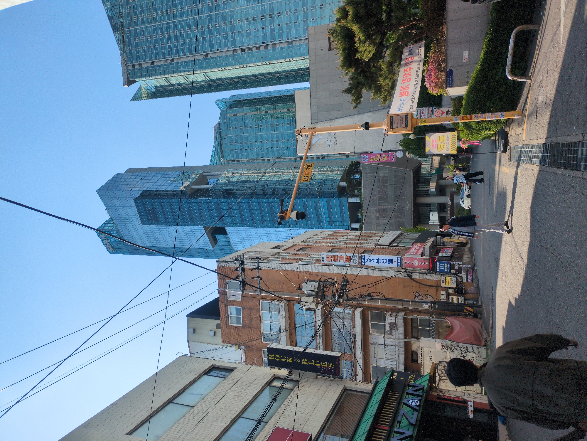 Morning street scene captures Seoul's architectural mix