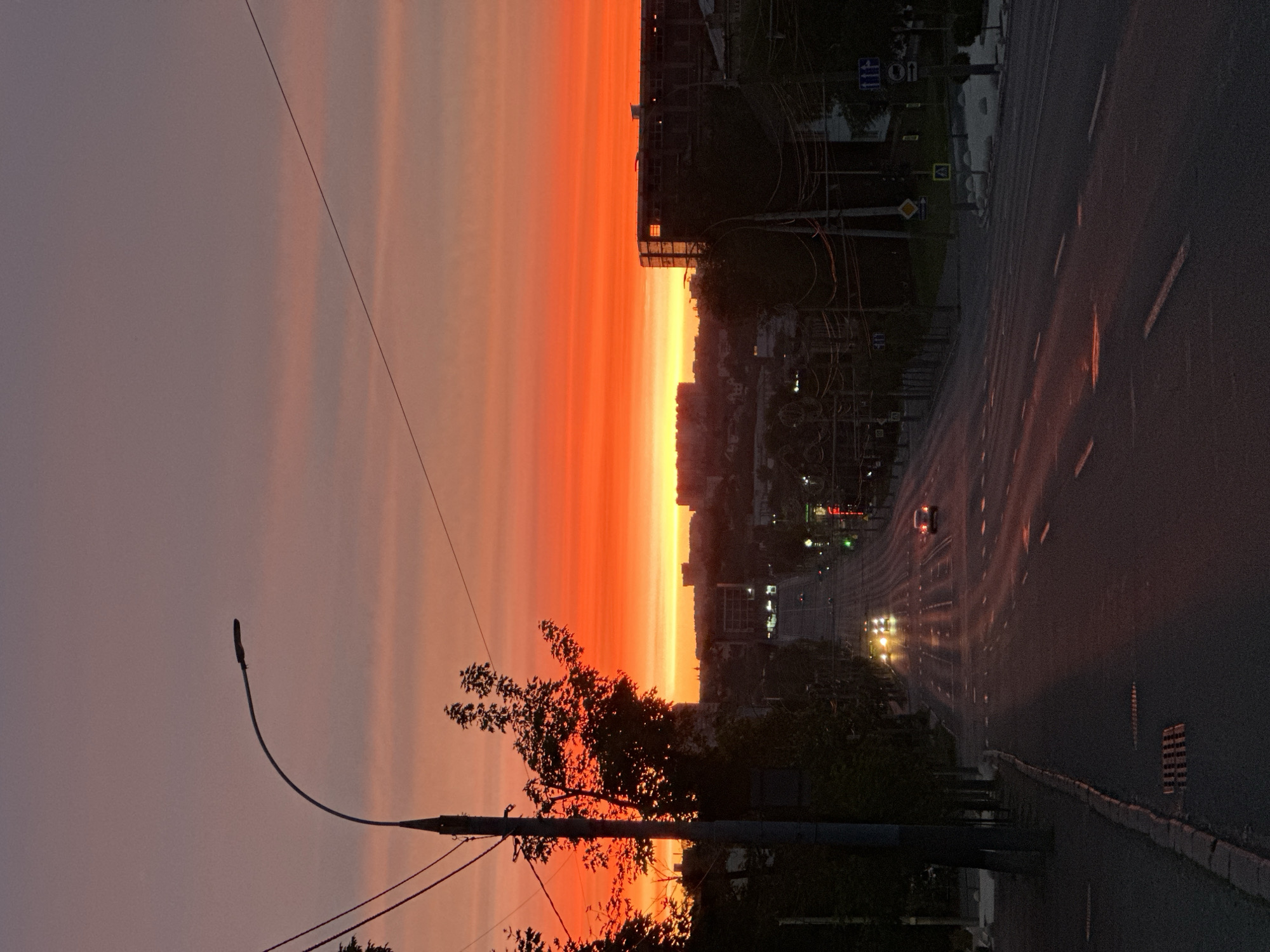 Dawn scenes and white peonies captured in Chișinău