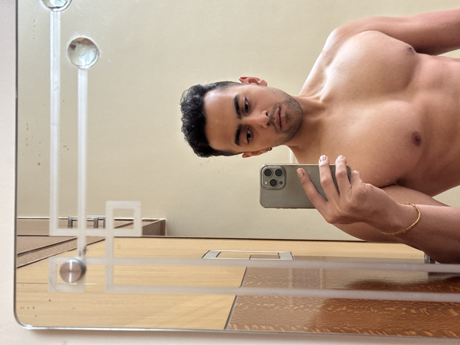 Man takes fitness mirror selfies in Kolkata residence
