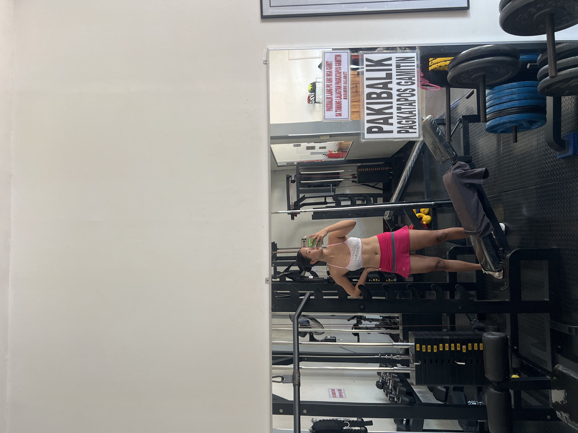 Mirror selfie at a Cuyo gym in matching pink workout set