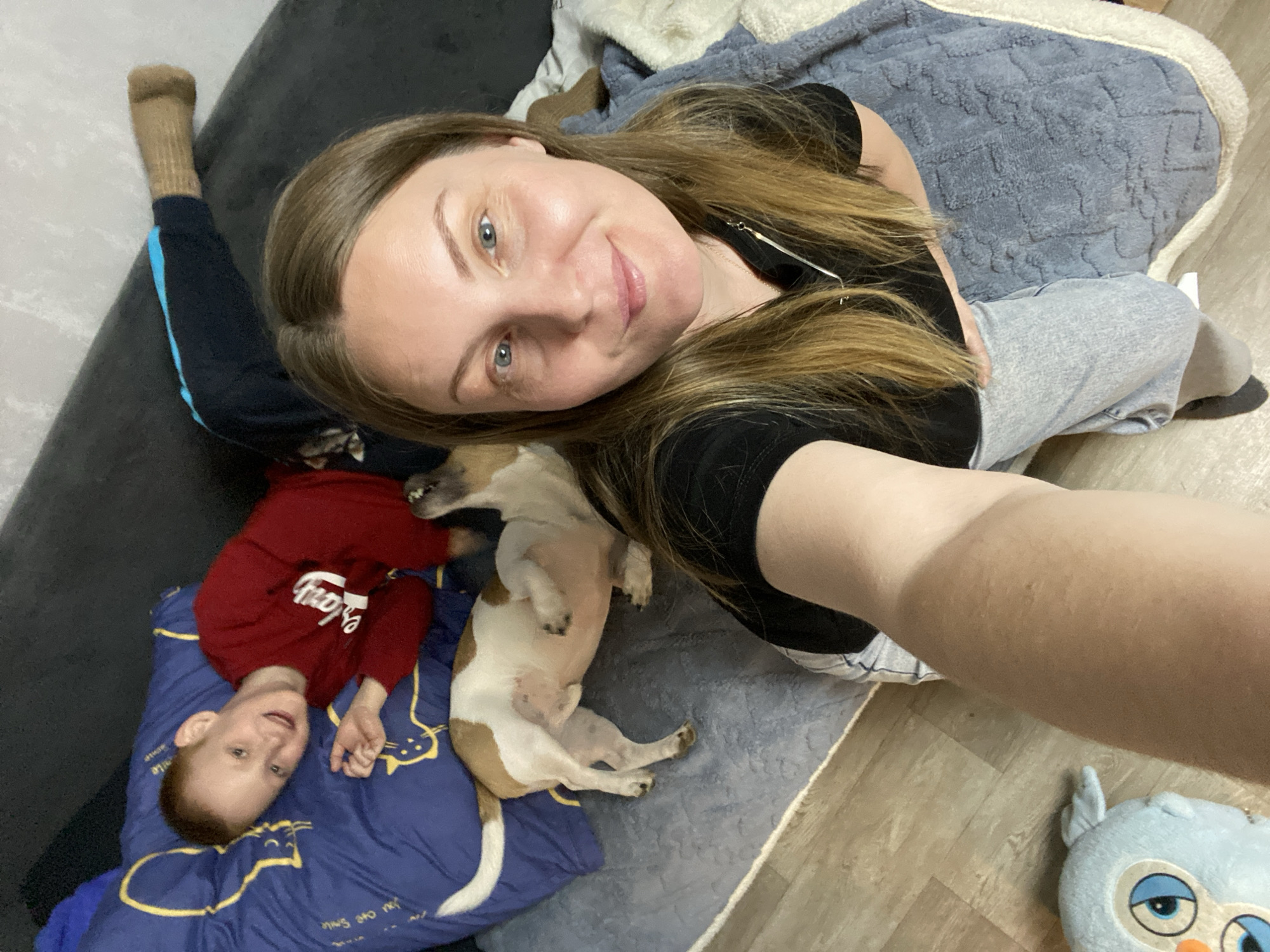 Family captures everyday moments with child and cat in Noviy