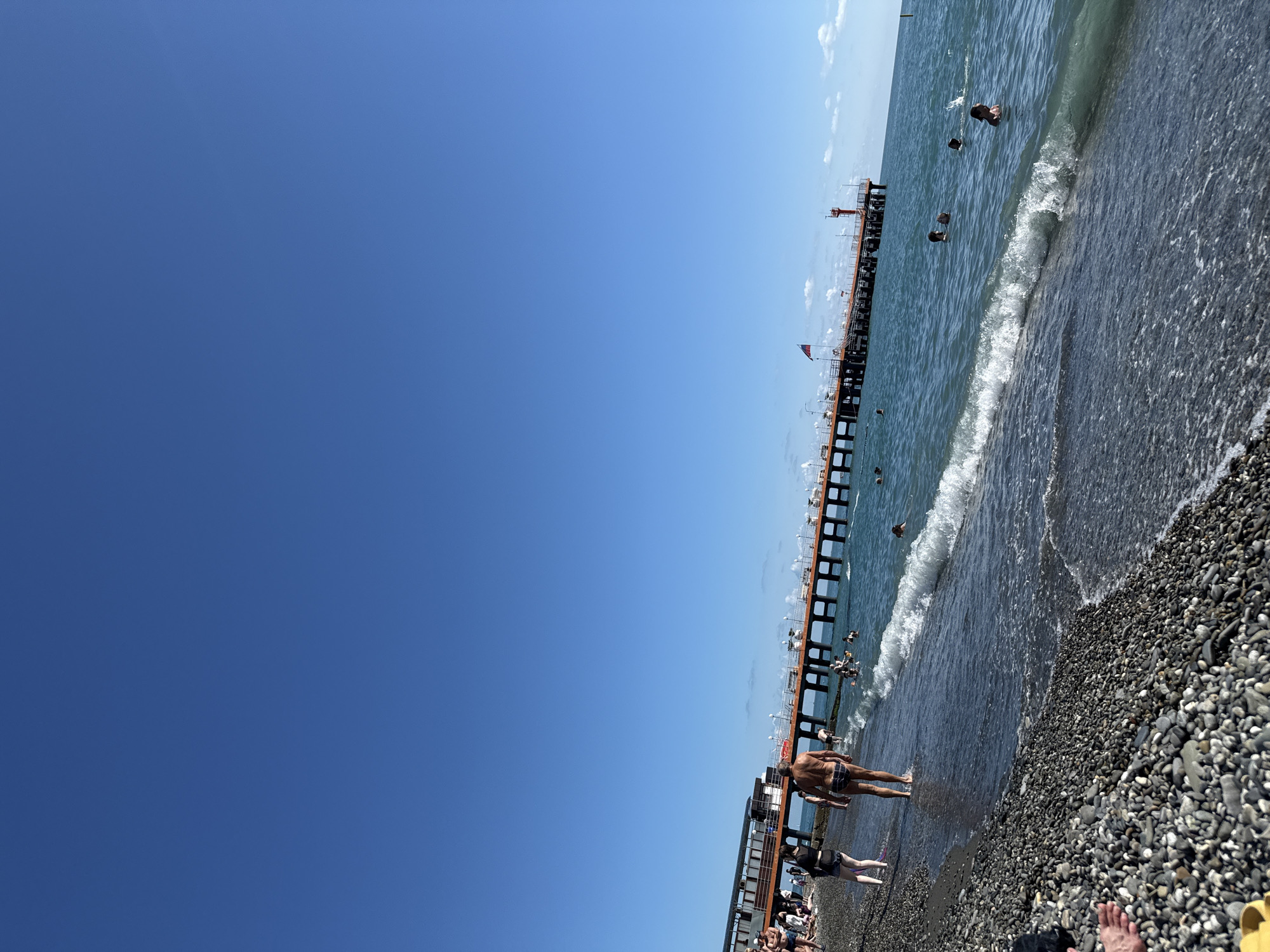 Sunny afternoon on the Black Sea, Sochi — beach and boat traffic