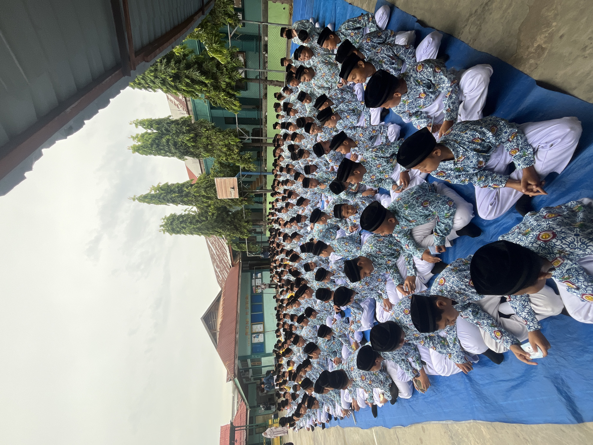 Mass student gathering in traditional dress, Lhokseumawe