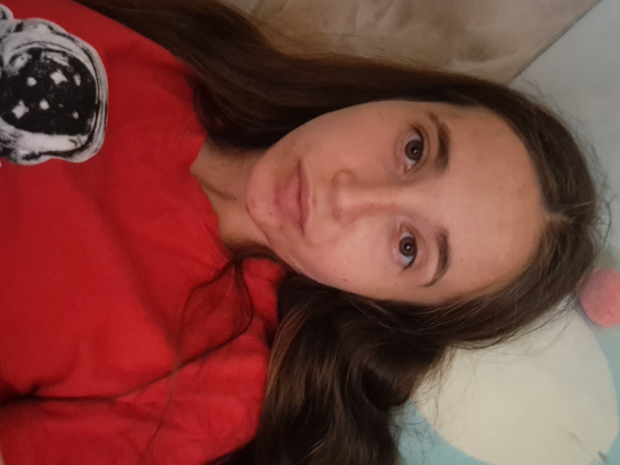 Relaxed selfie series at home, red astronaut tee, Vypasne