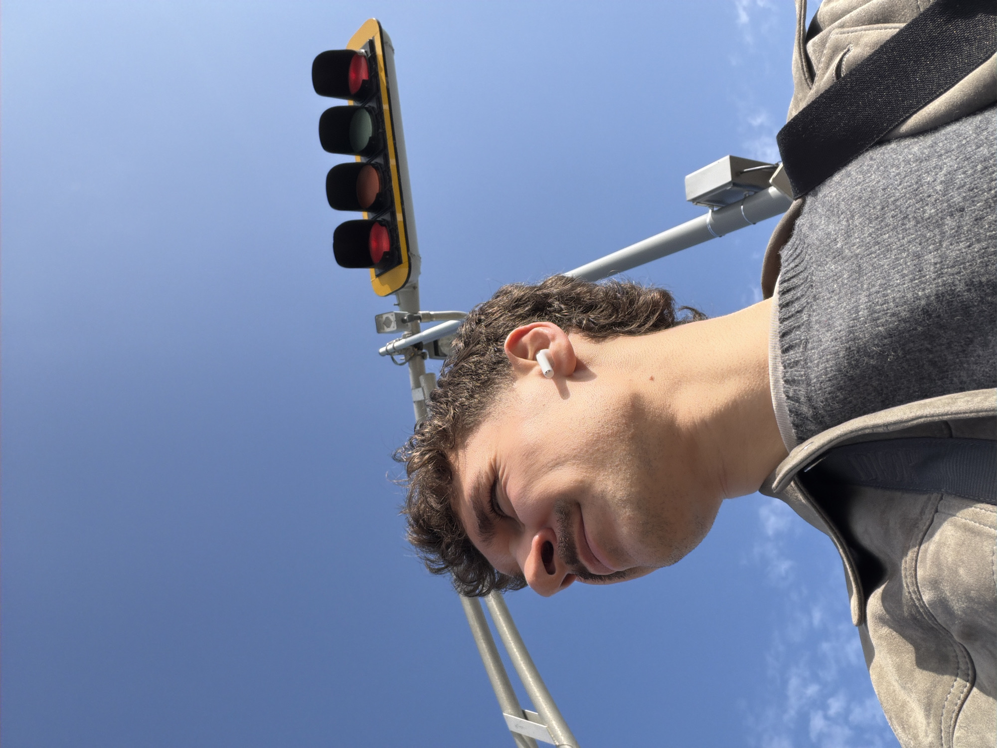 Man observed near traffic light in Laval, Canada