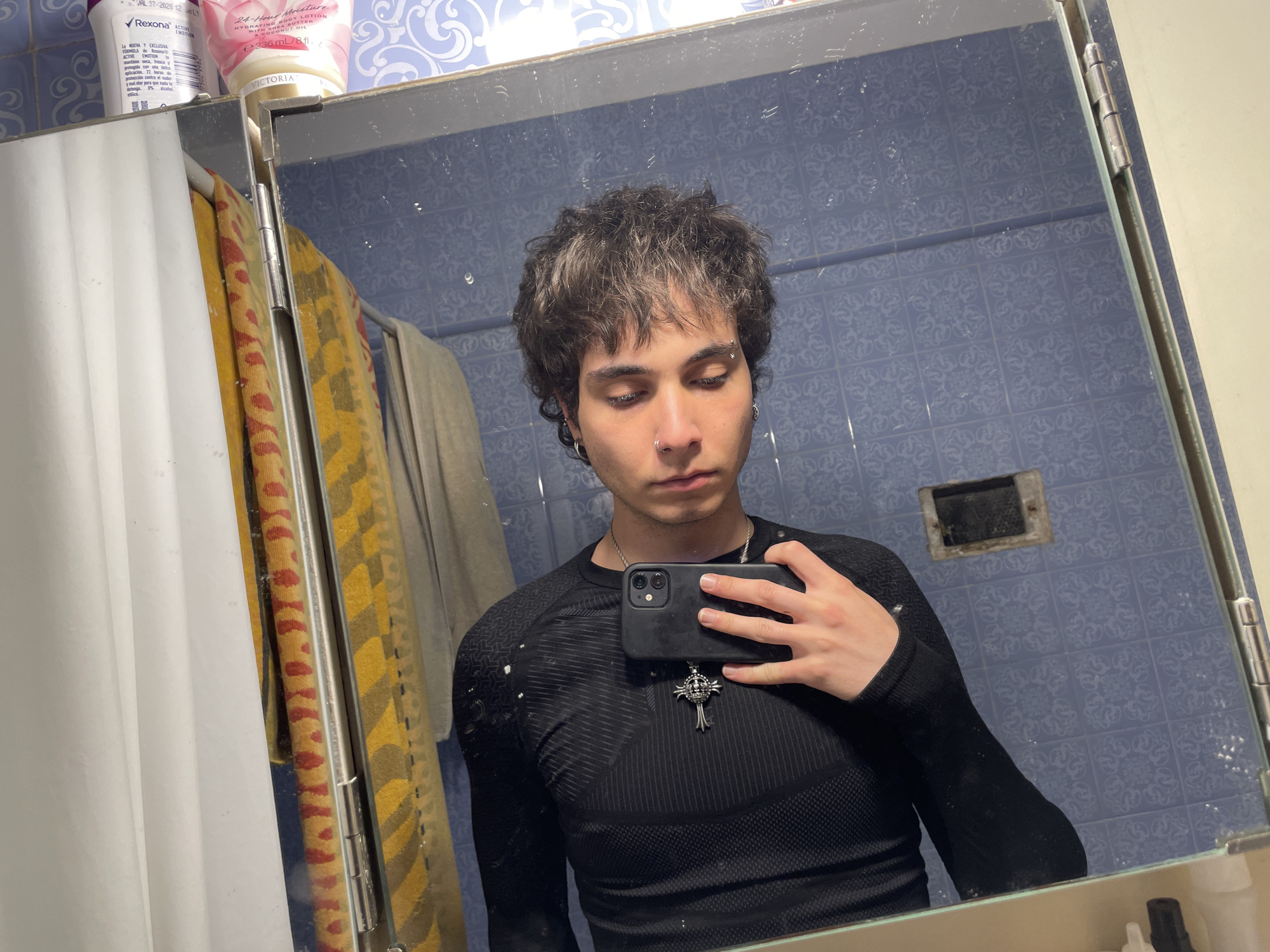 Person takes series of selfies in Buenos Aires mirrors
