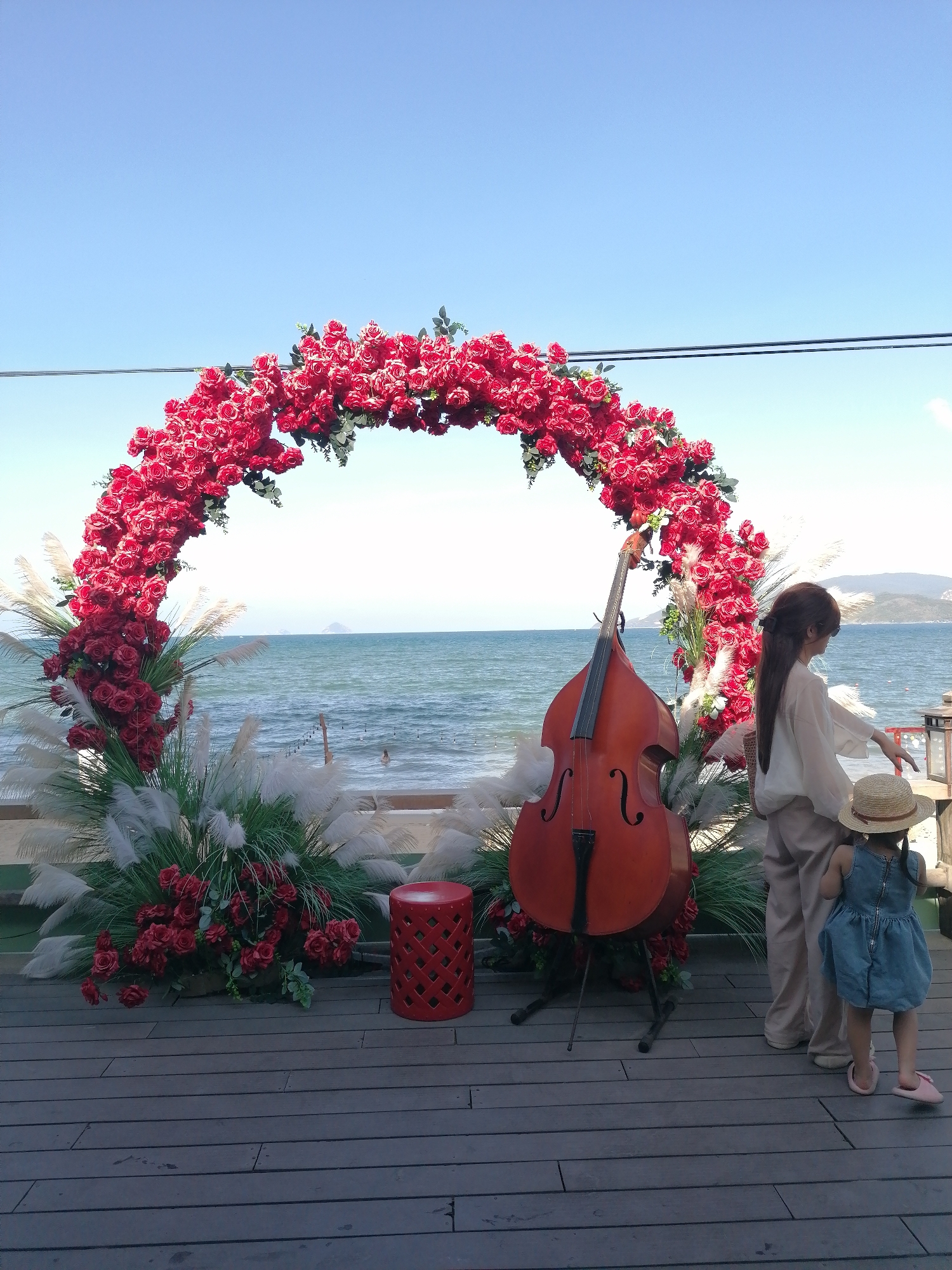 Beach scenes with piano, flowers, dog captured in Nha Trang