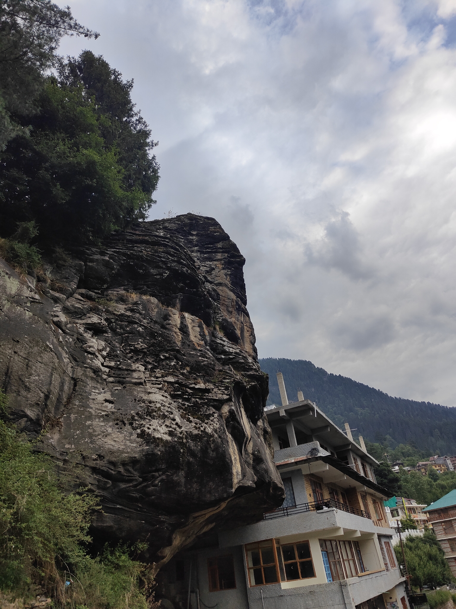 Street life and steep slopes across Manali and Vashisht