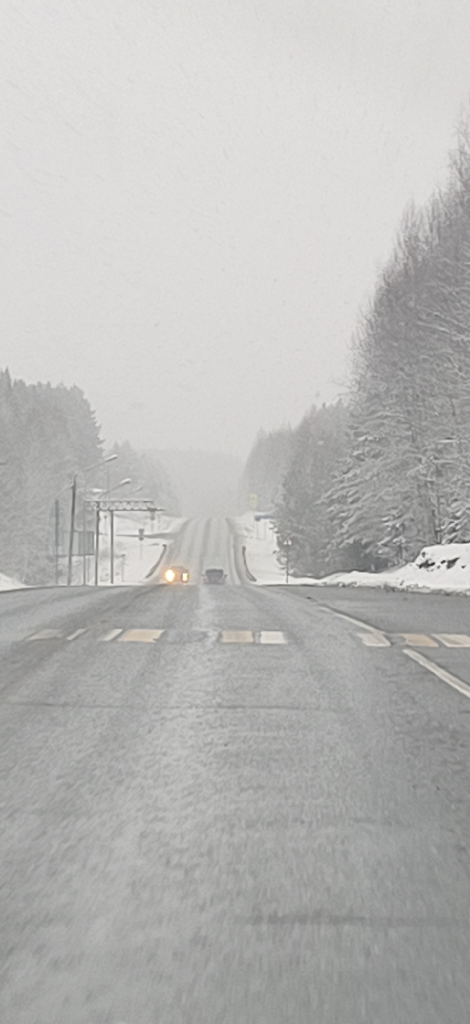 Heavy snowfall reduces visibility on Chaykovsky road