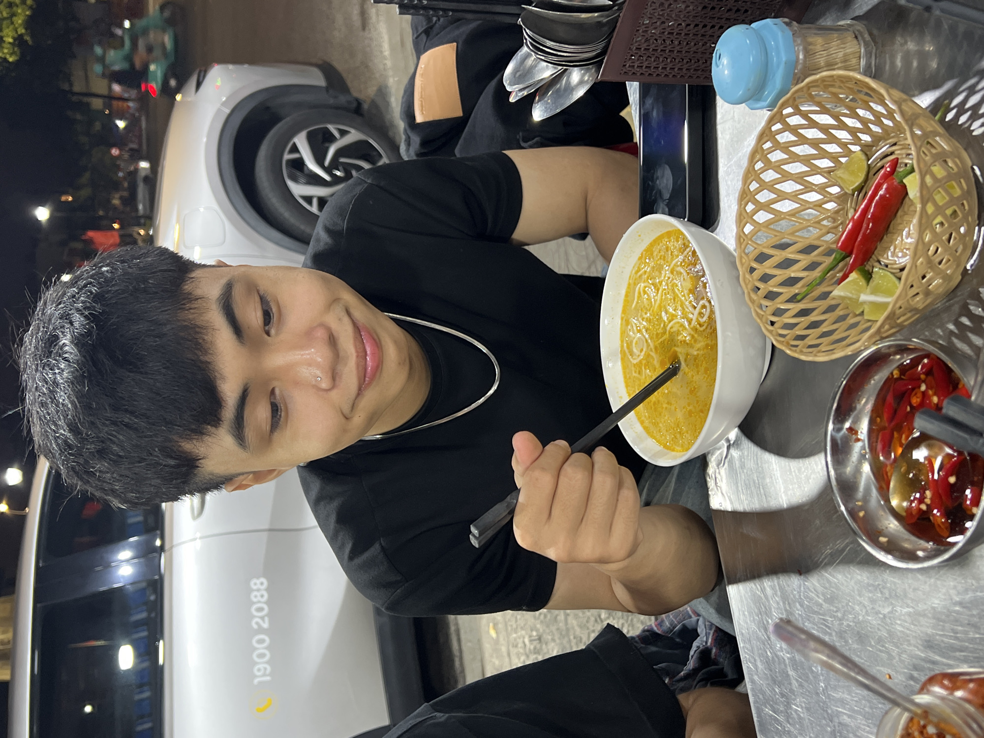 Late-night noodle soup dining observed in Đà Nẵng