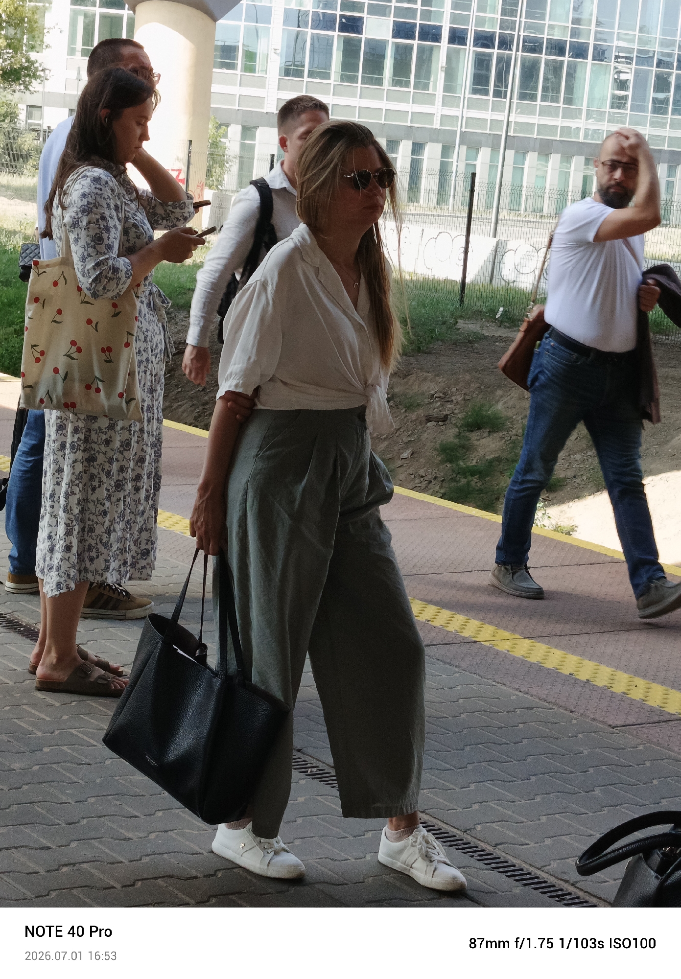 Afternoon foot traffic on a Warsaw transit platform