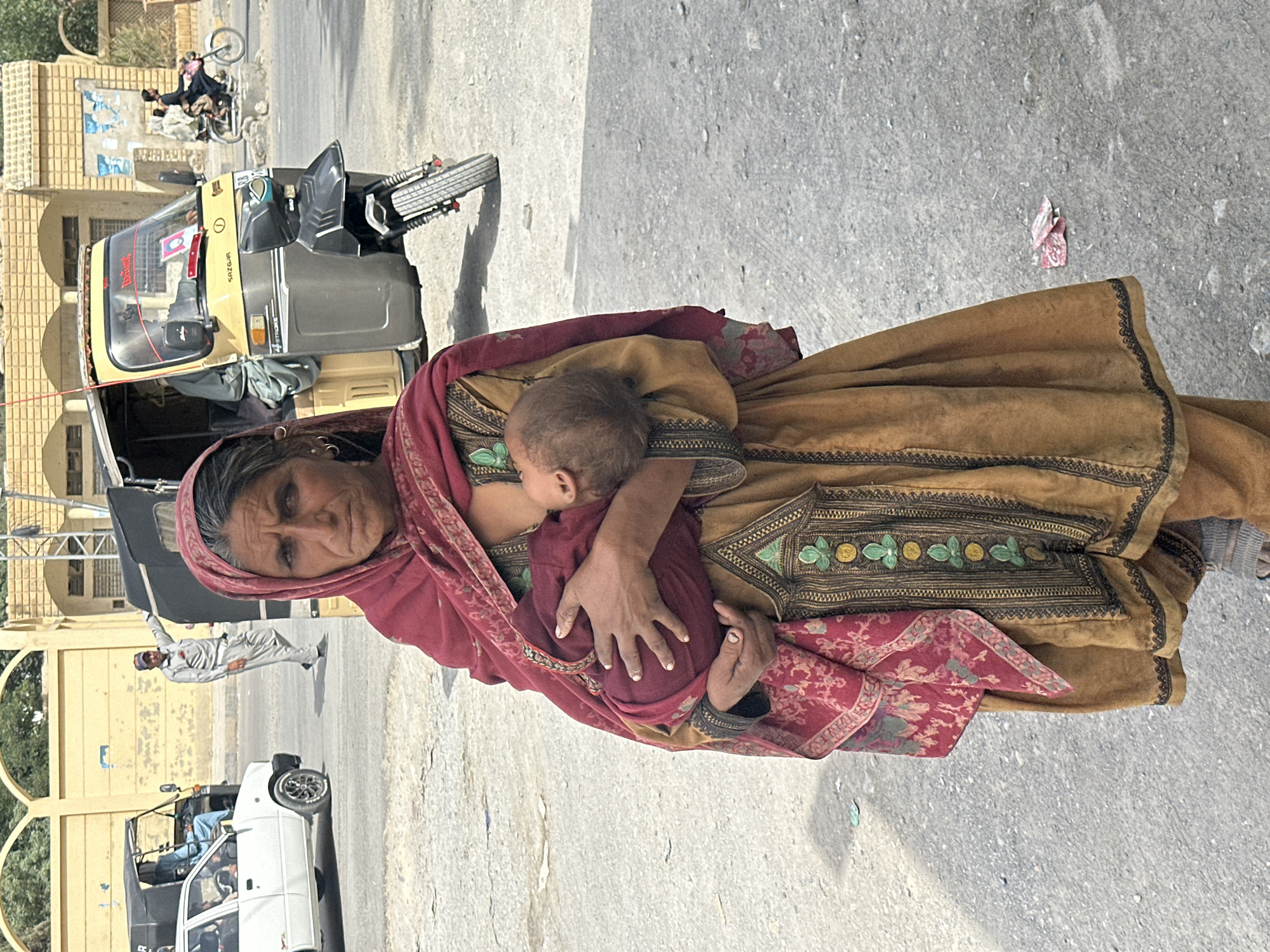 Woman with baby spotted on Quetta street amid rickshaws